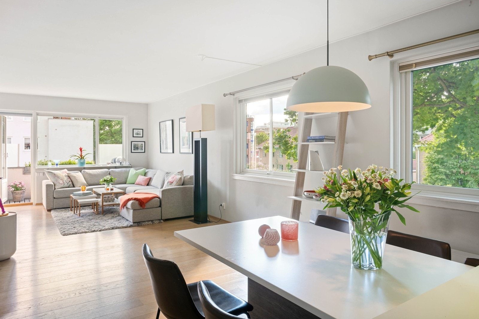 Boligen skiller seg ut ved å ha to endevinduer på gavlvegg med grønt og usjenert utsyn Galleribilde