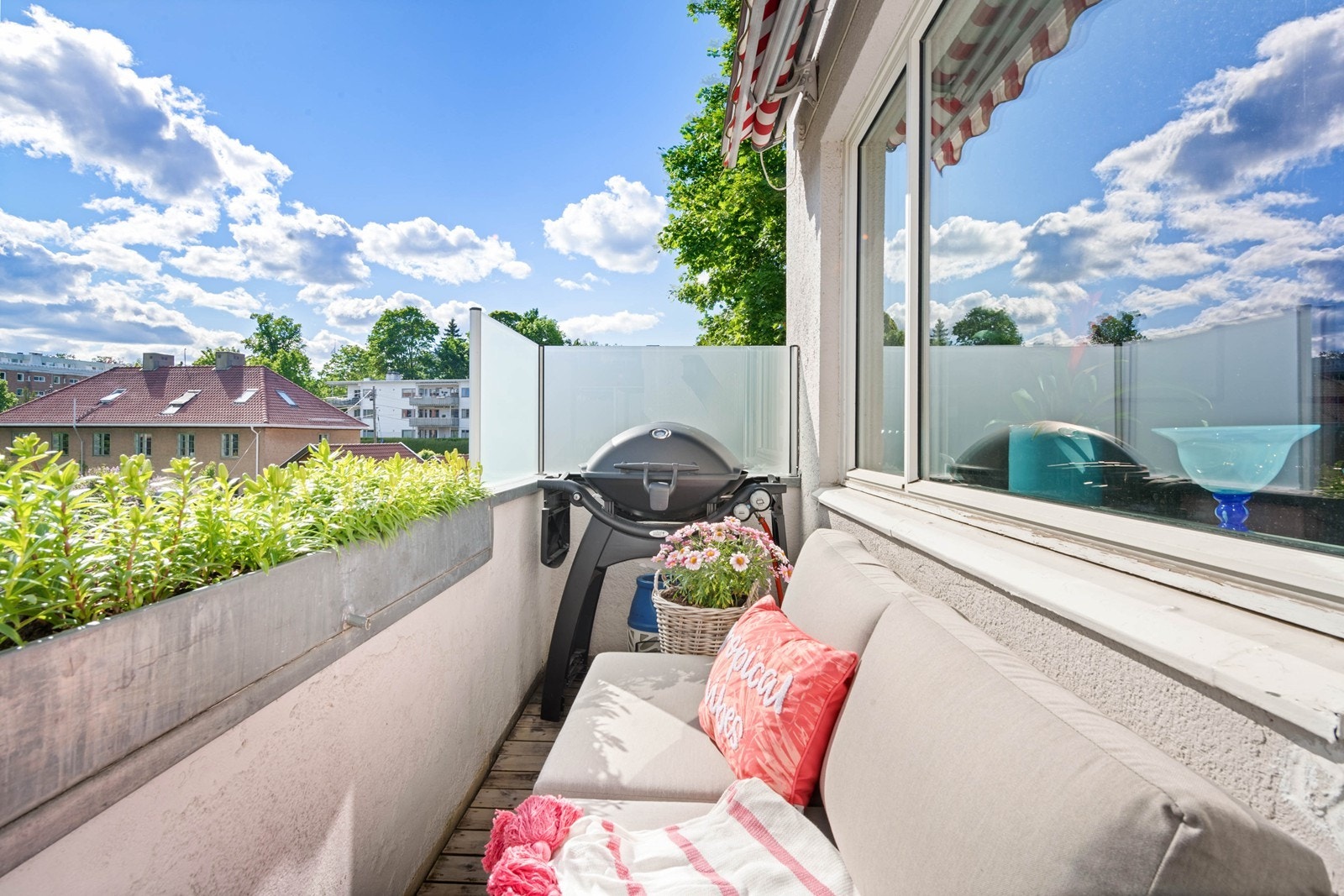 Nydelig vestvendt og luftig balkong med sol fra tidlig ettermiddag til kveld Galleribilde