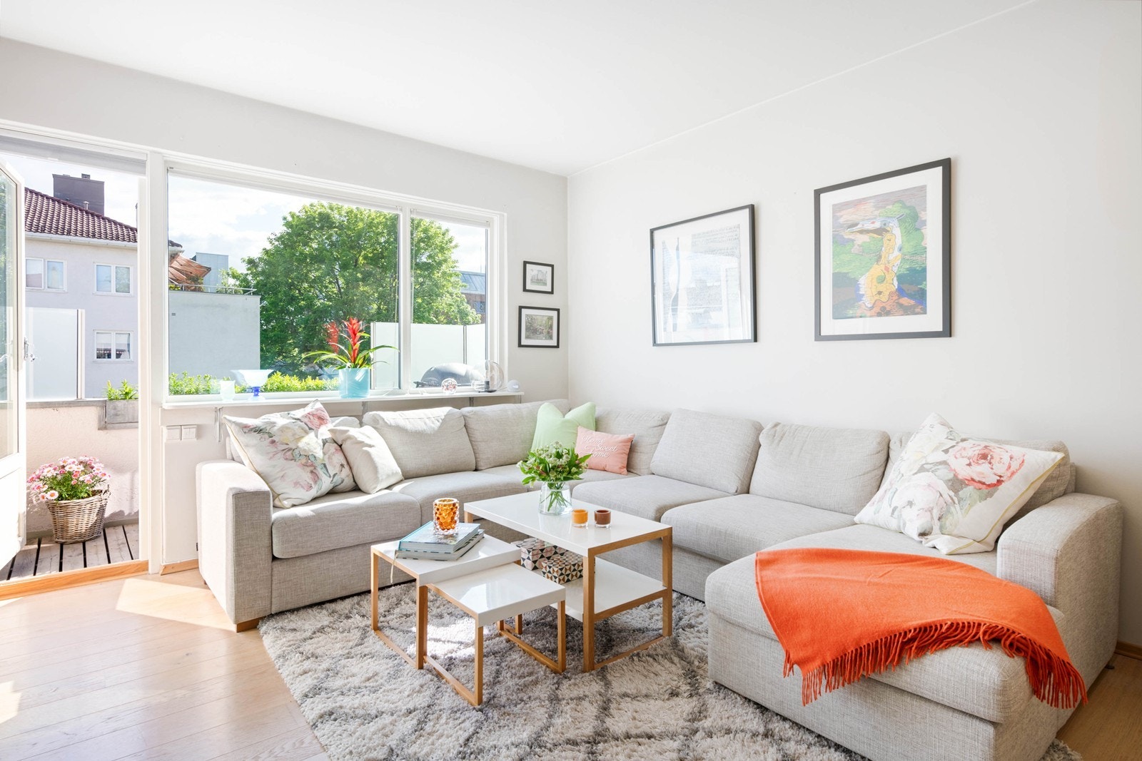 Plass til stor sofagrupp - store vinduer med plissegardiner og elektrisk markise Galleribilde