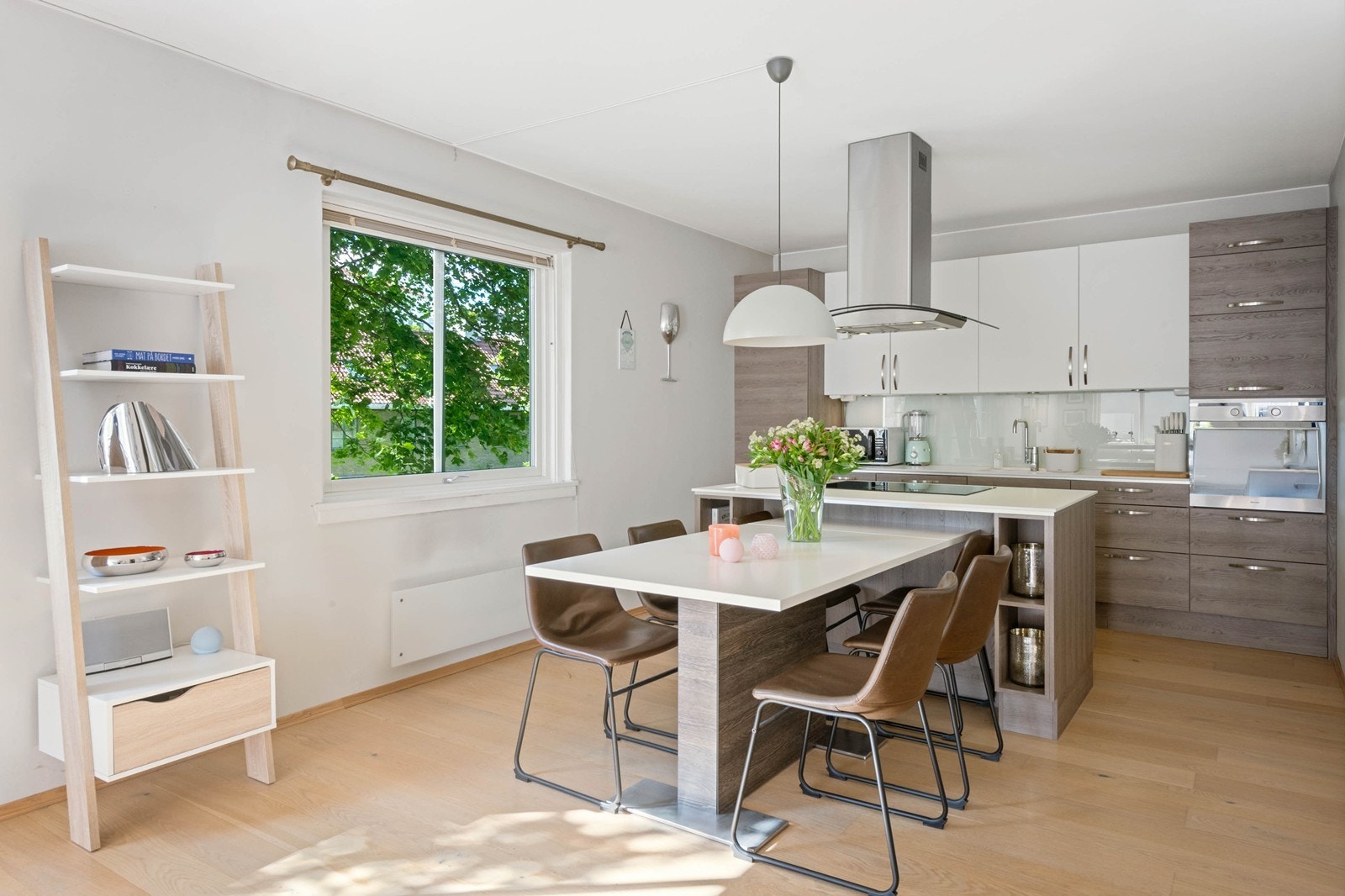 Plass til langt spisebord om man vil flytte spisebord mer ut i rommet Galleribilde