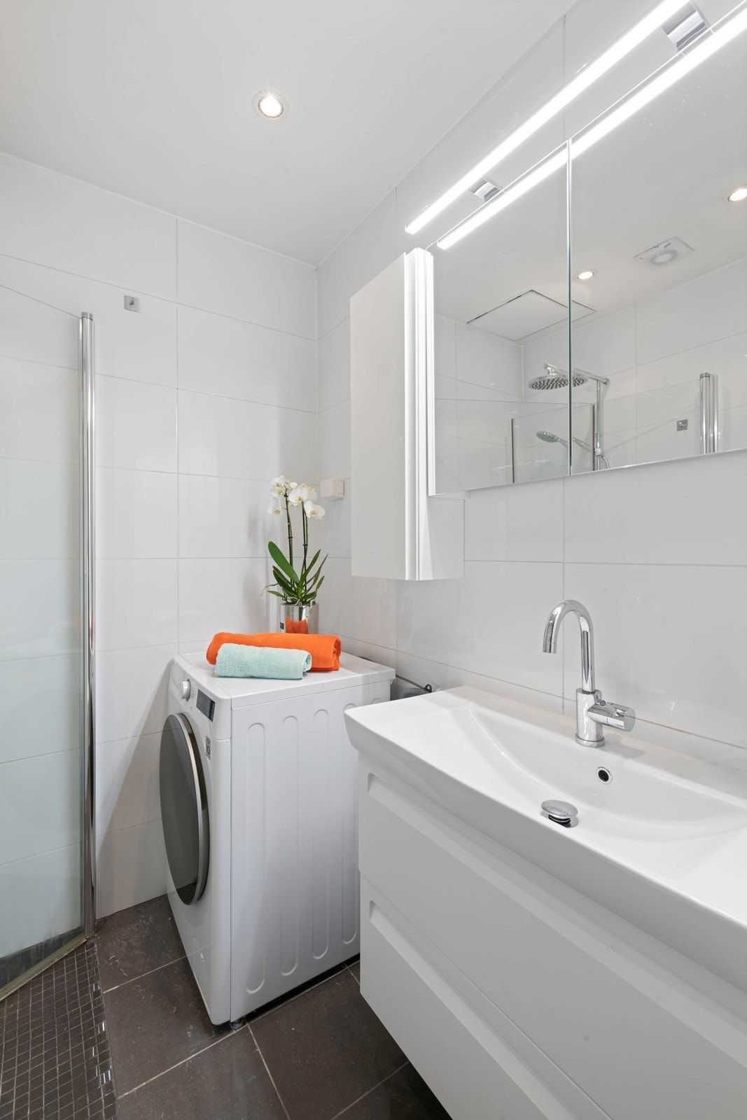 Pent flislagt bad med varme i gulv Galleribilde