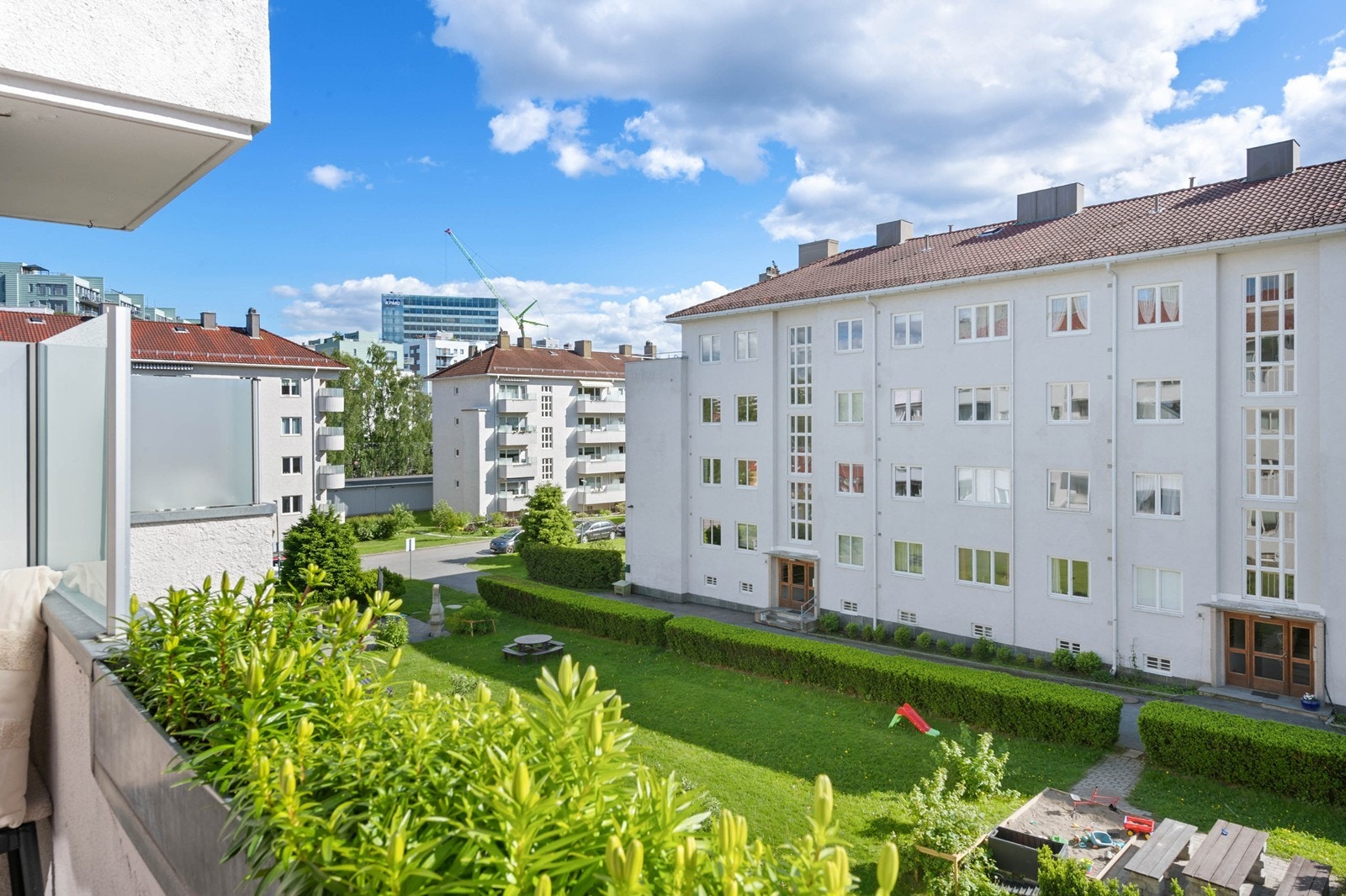 Meget velstelt, lekeområder og grøntarealer på tomten Galleribilde
