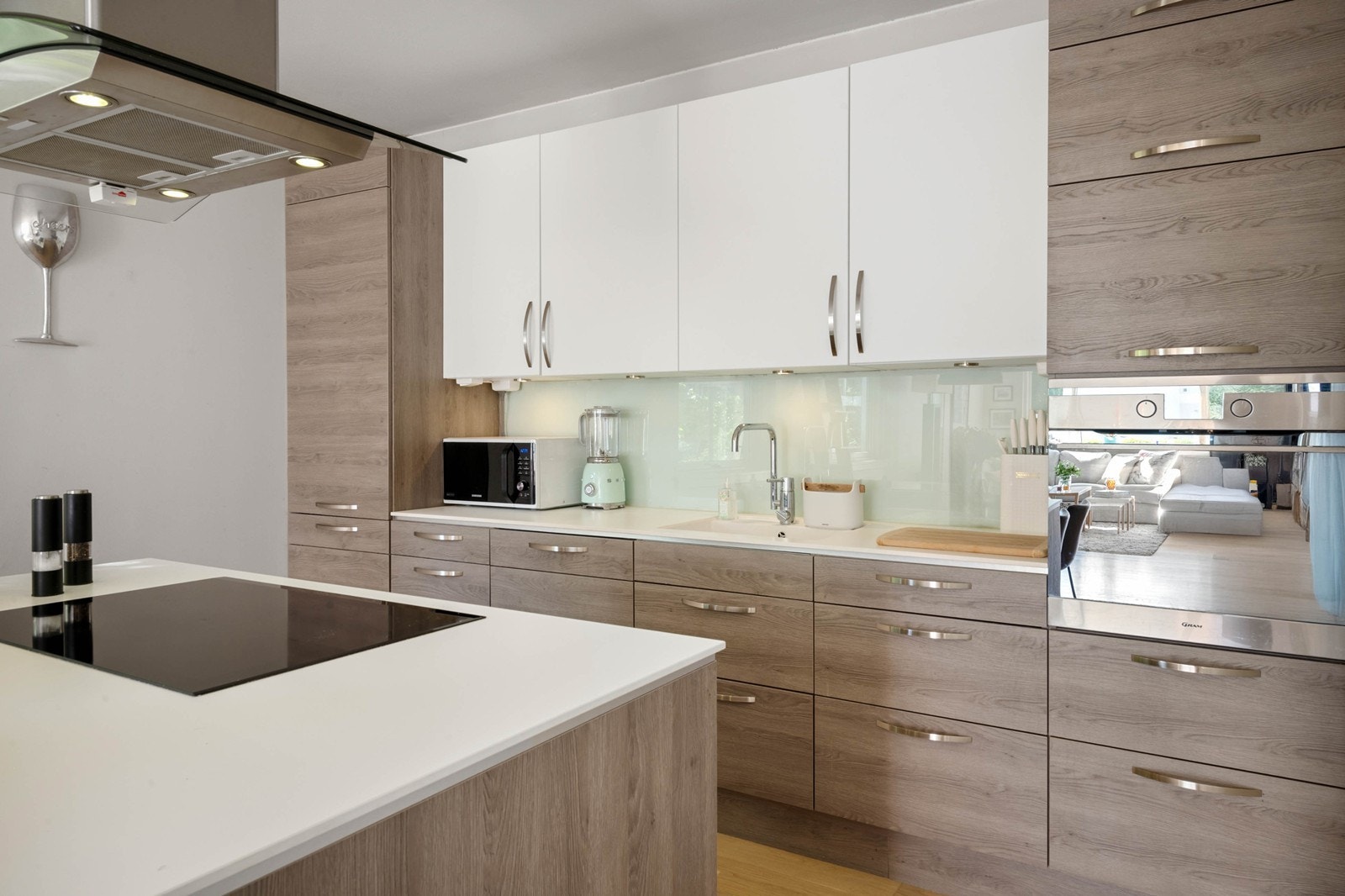 Moderne Ikea kjøkken med kjøkkenøy Galleribilde