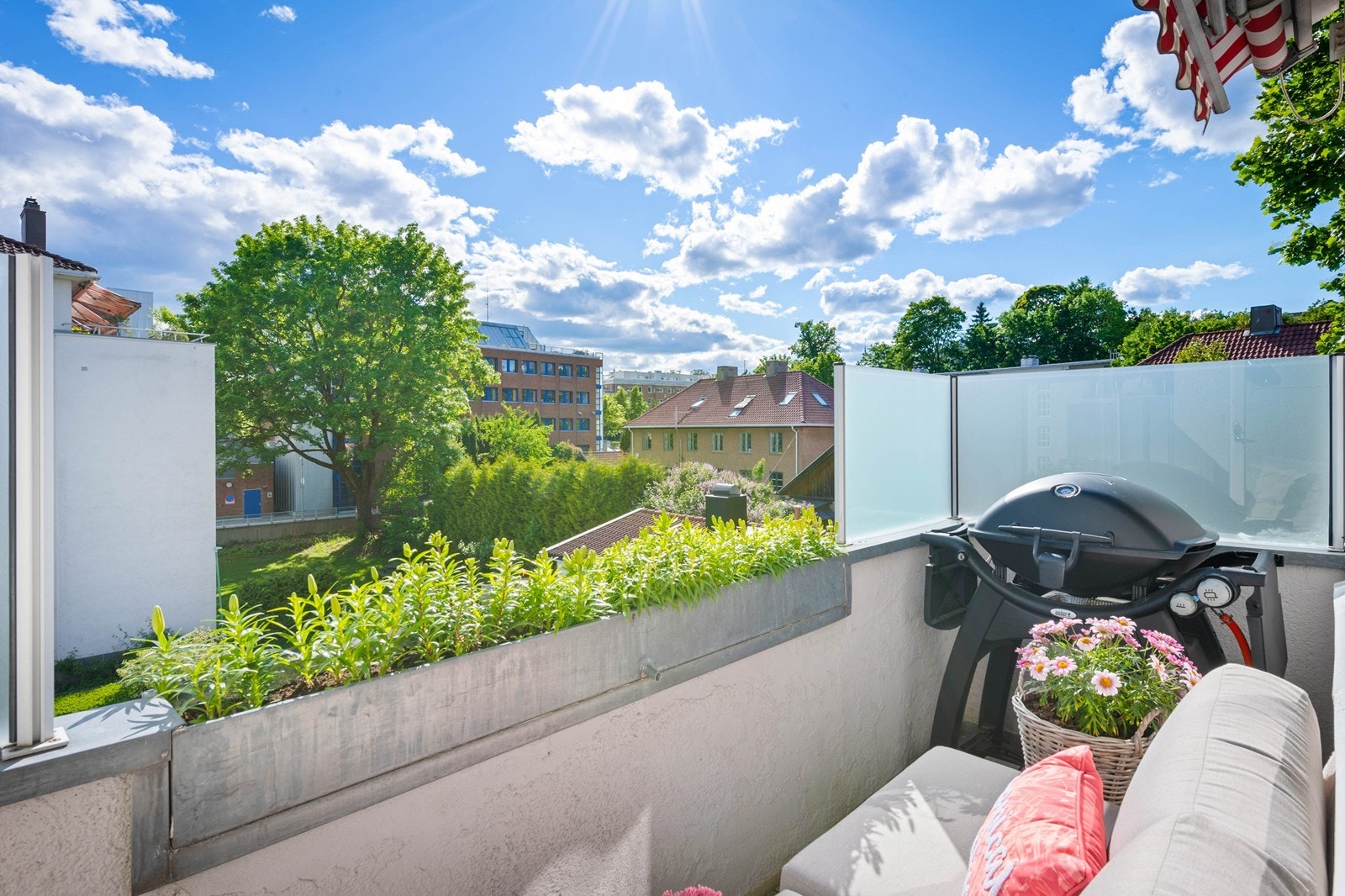 Boligen ligger sentralt men skjermet i 3.etasje i lavbygg ved Majorstuen Galleribilde