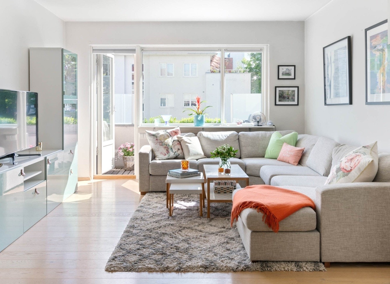 Utgang fra stue til egen solrik balkong! Galleribilde