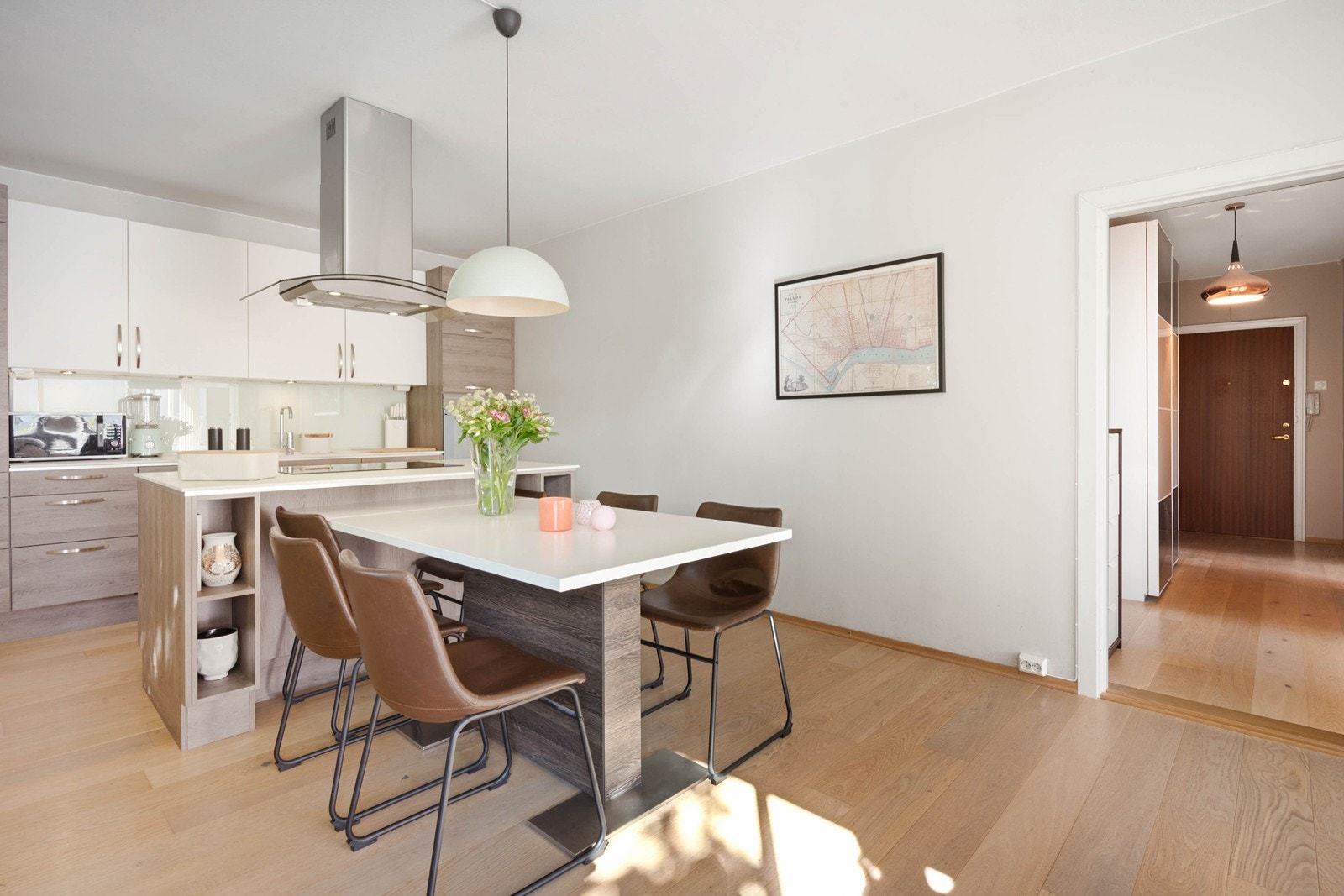 Integrerte hvitevarer som kjøl- og frys, induksjon platetopp, komfyr og oppvaskmaskin Galleribilde