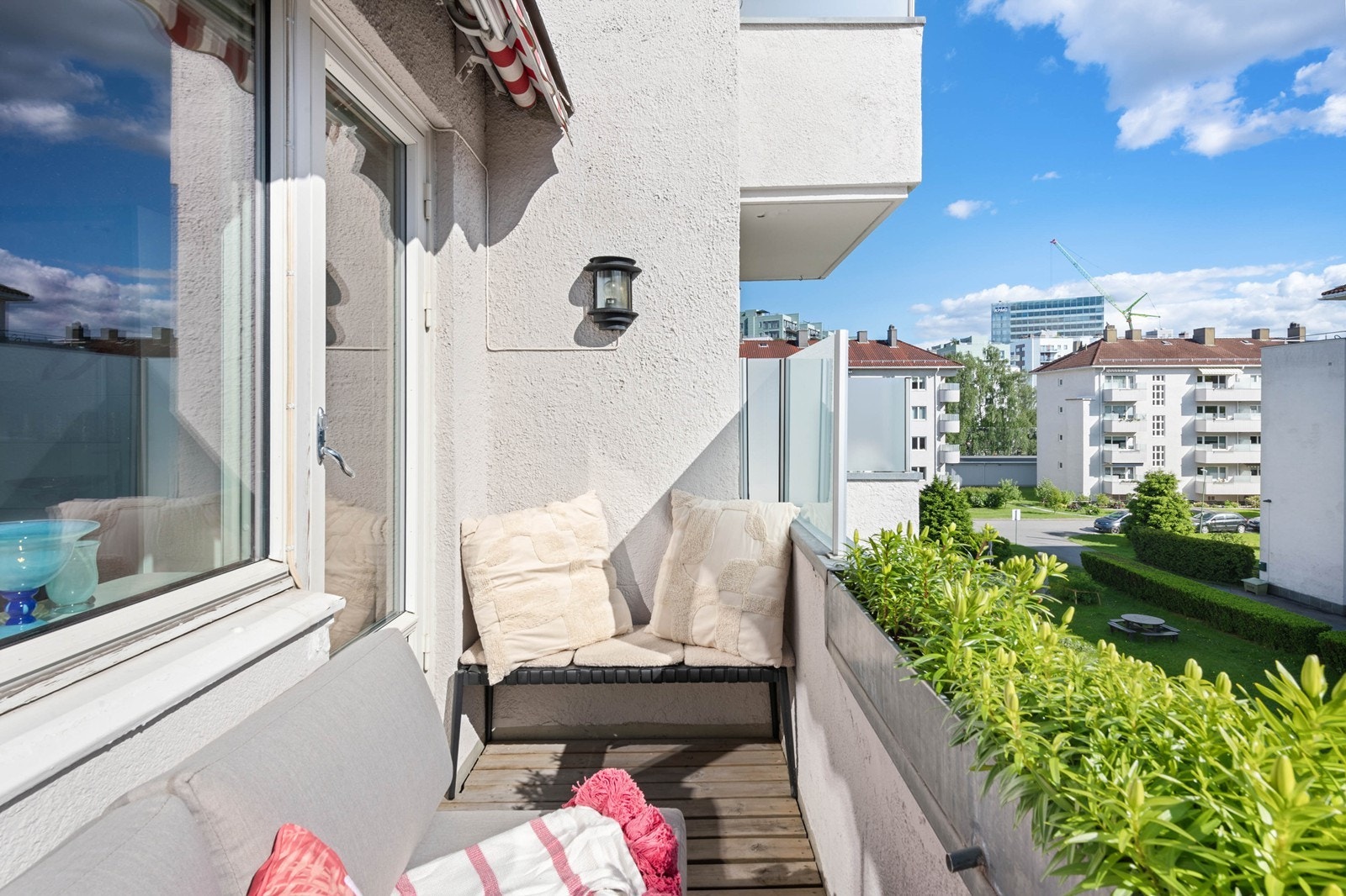 Luftig - stor avstand mellom byggene med meget gode solforhold! Galleribilde