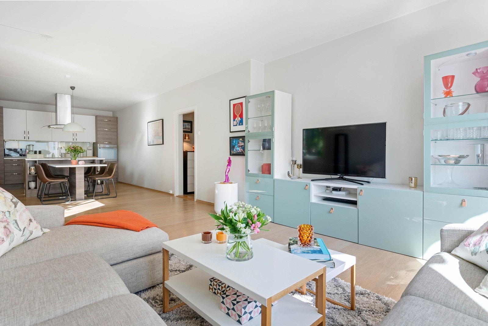 Kjøkken er flyttet ut fra soverom og ut i stue for en mer moderne løsning Galleribilde