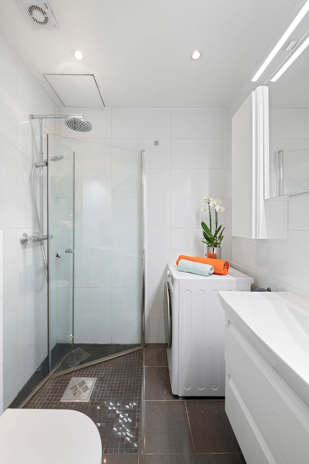 Pent flislagt bad med varme i gulv Galleribilde