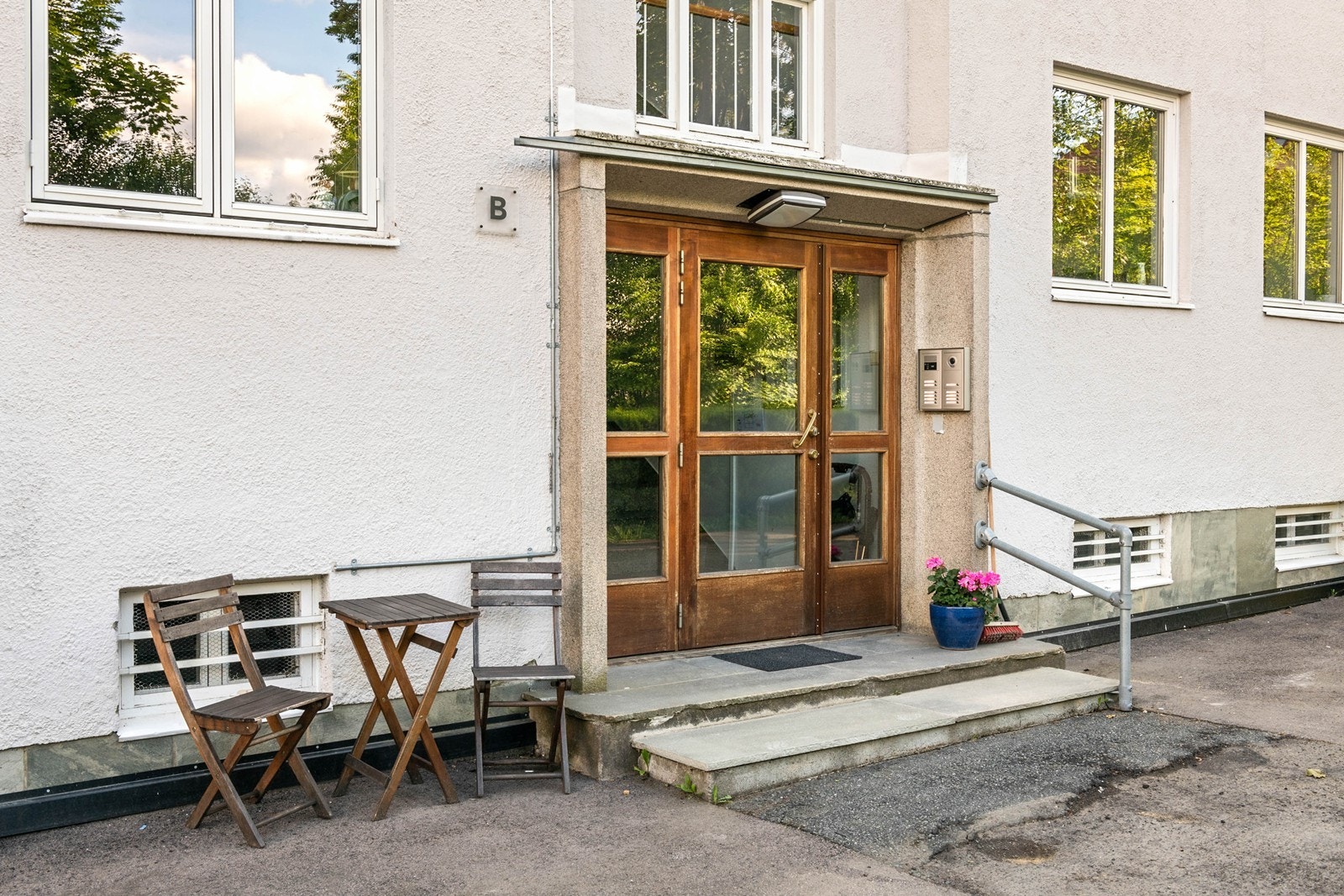 Velstelte og ryddige inngangspartier til Volvat Borettslag Galleribilde