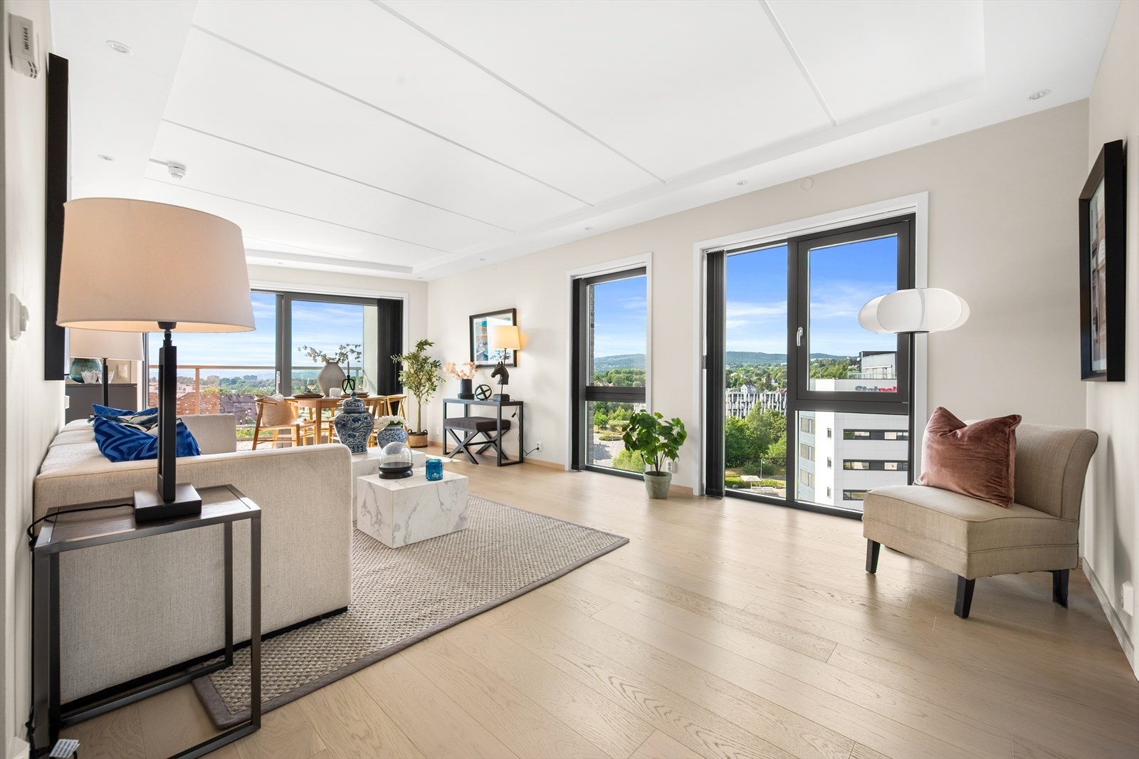 Leiligheten ligger i 9. etasje og inneholder entré, kjøkken, stue, bad og to soverom. Galleribilde