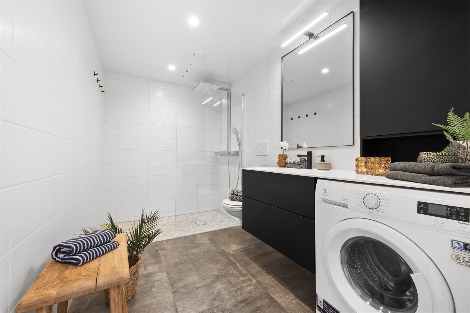 Lekkert, romslig bad med flislagte overflater, vannbåren gulvvarme og innfelte downlights i himling. Galleribilde