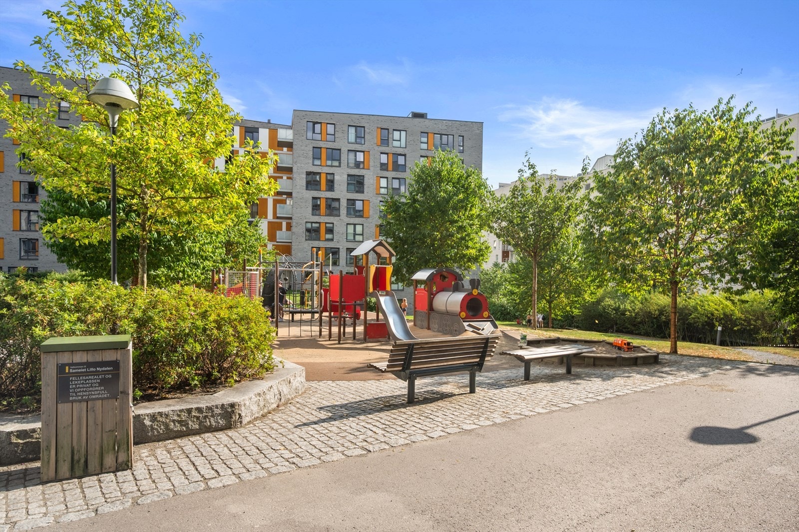 Sameiet har en pent opparbeidet uteplass med sittegrupper, lekeplass og beplantning. Galleribilde
