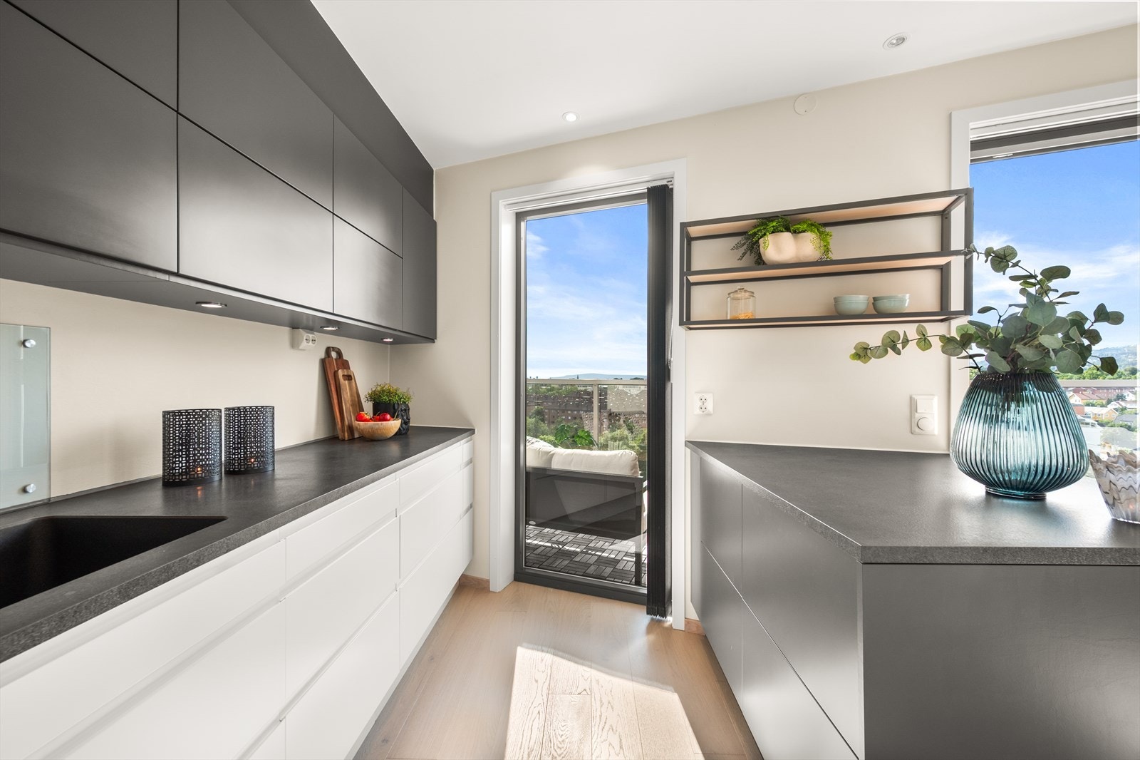 Moderne innredning med sorte og hvite glatte fronter og benkeplate av laminat. Galleribilde