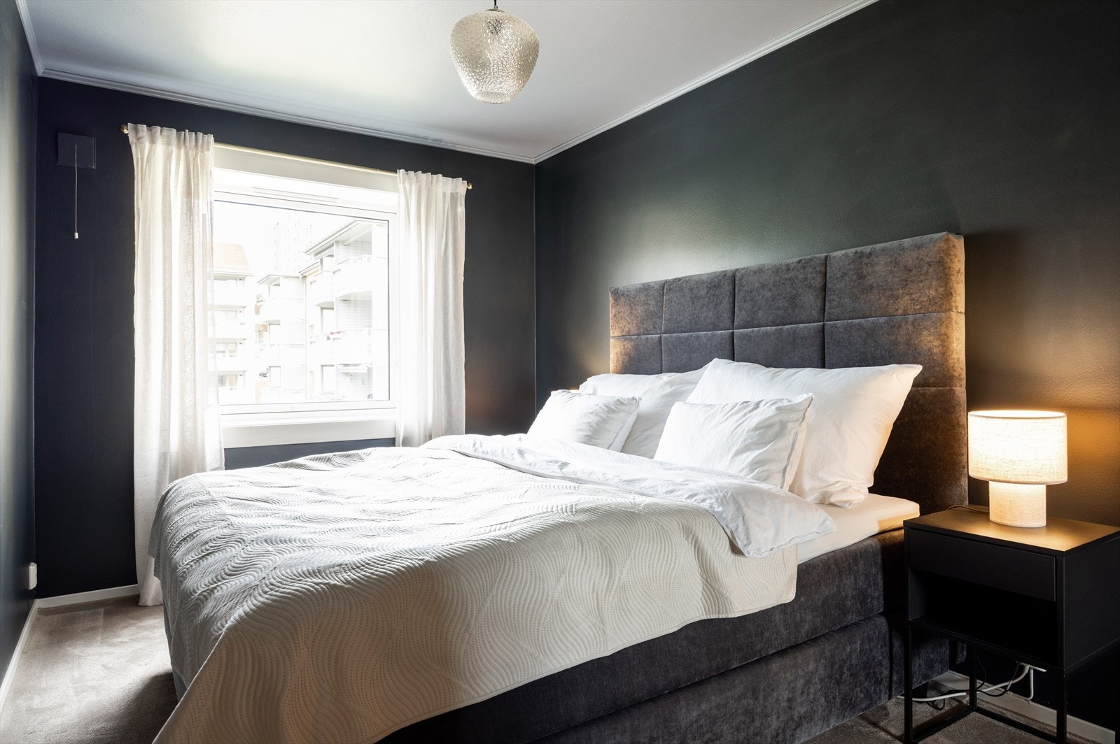 Soverommet er av god størrelse med god plass til dobbeltseng og tilhørende møbler. Galleribilde