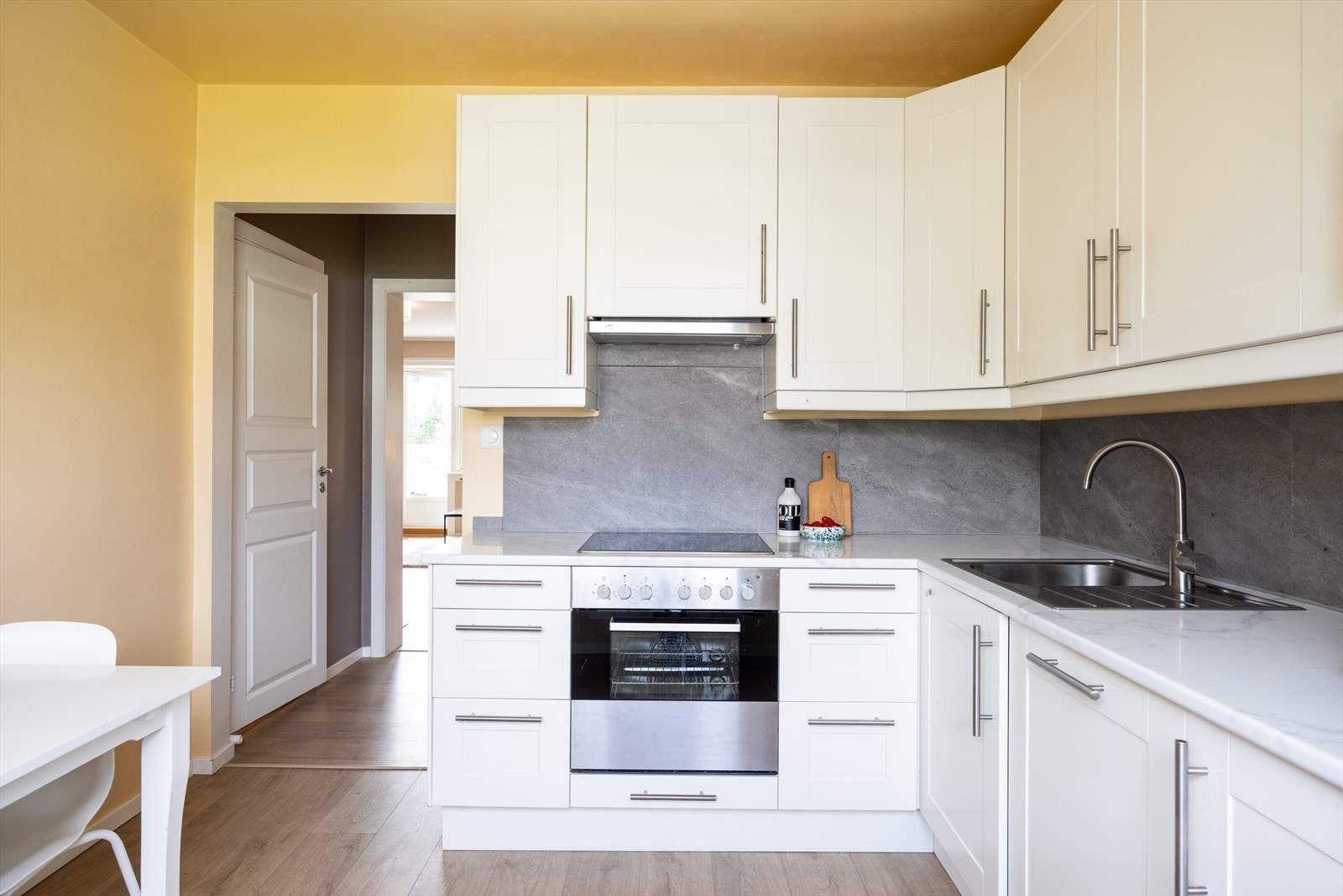 Pent Ikea kjøkken separat fra stue - perfekt for den kokkeglade! Galleribilde