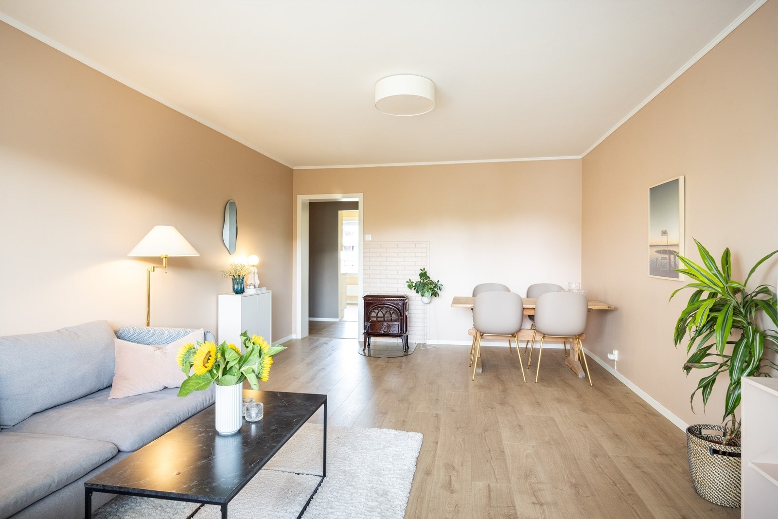 Planløsningen åpner opp for flere mulig møbleringsmuligheter med god plass til sofagruppe, tilhørende møbler og spiseplass. Galleribilde