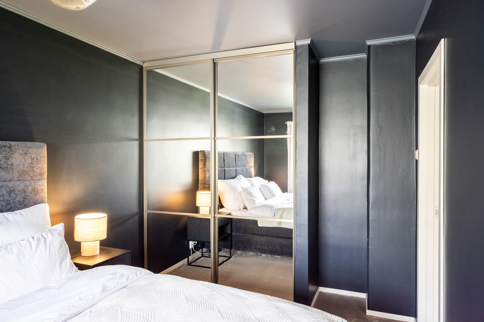 Videre er det en romslig garderobeløsning som gir rikelig med oppbevaringsplass. Galleribilde