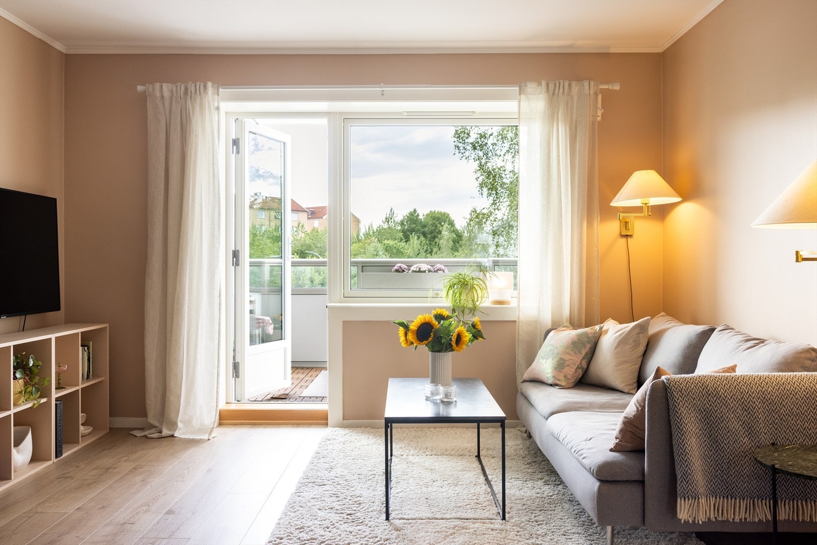 Stuen er lys og luftig med store vindusflater som sørger for et rikelig innslipp av naturlig lys. Galleribilde