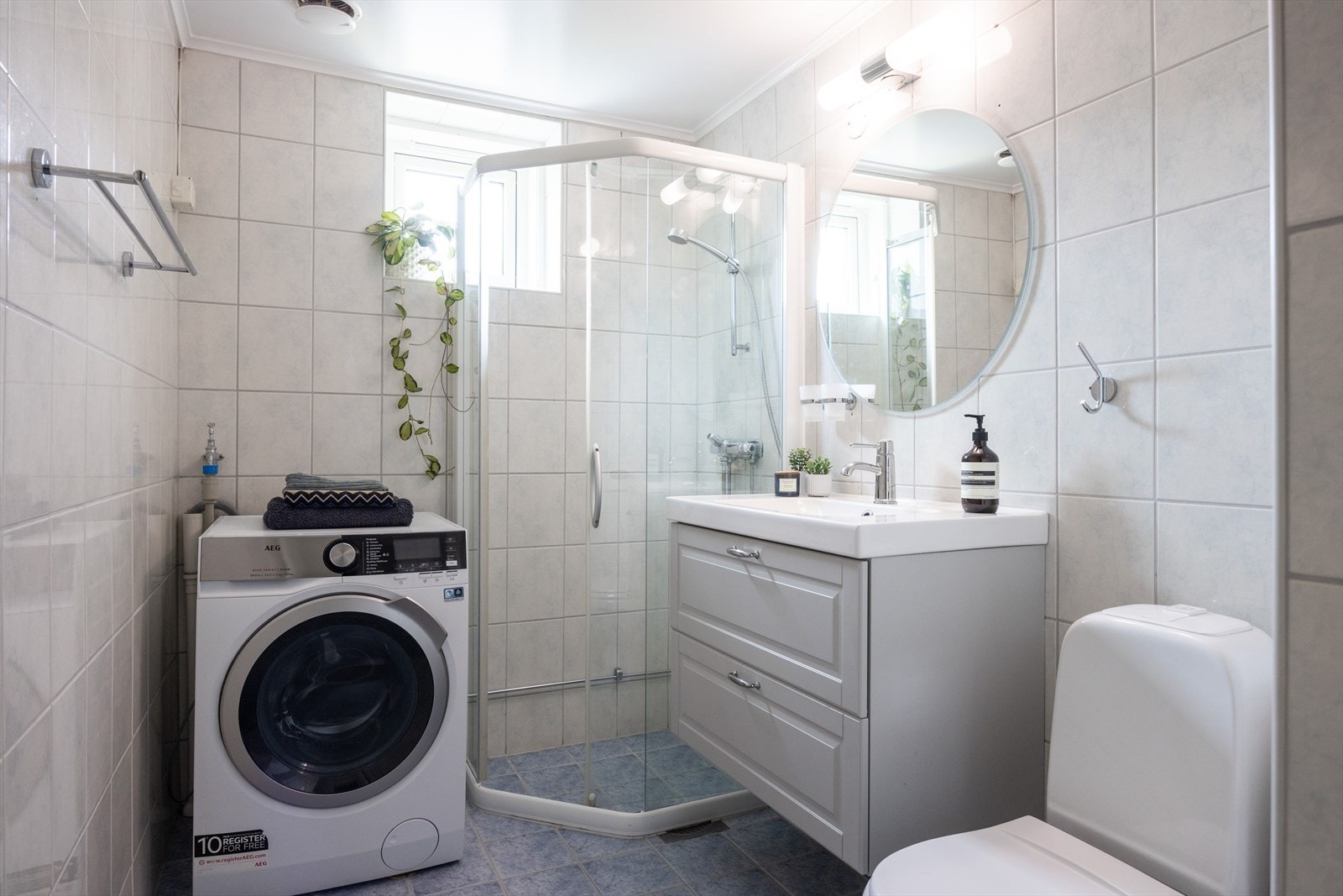 Pent og romslig baderom med opplegg for vaskemaskin! Galleribilde