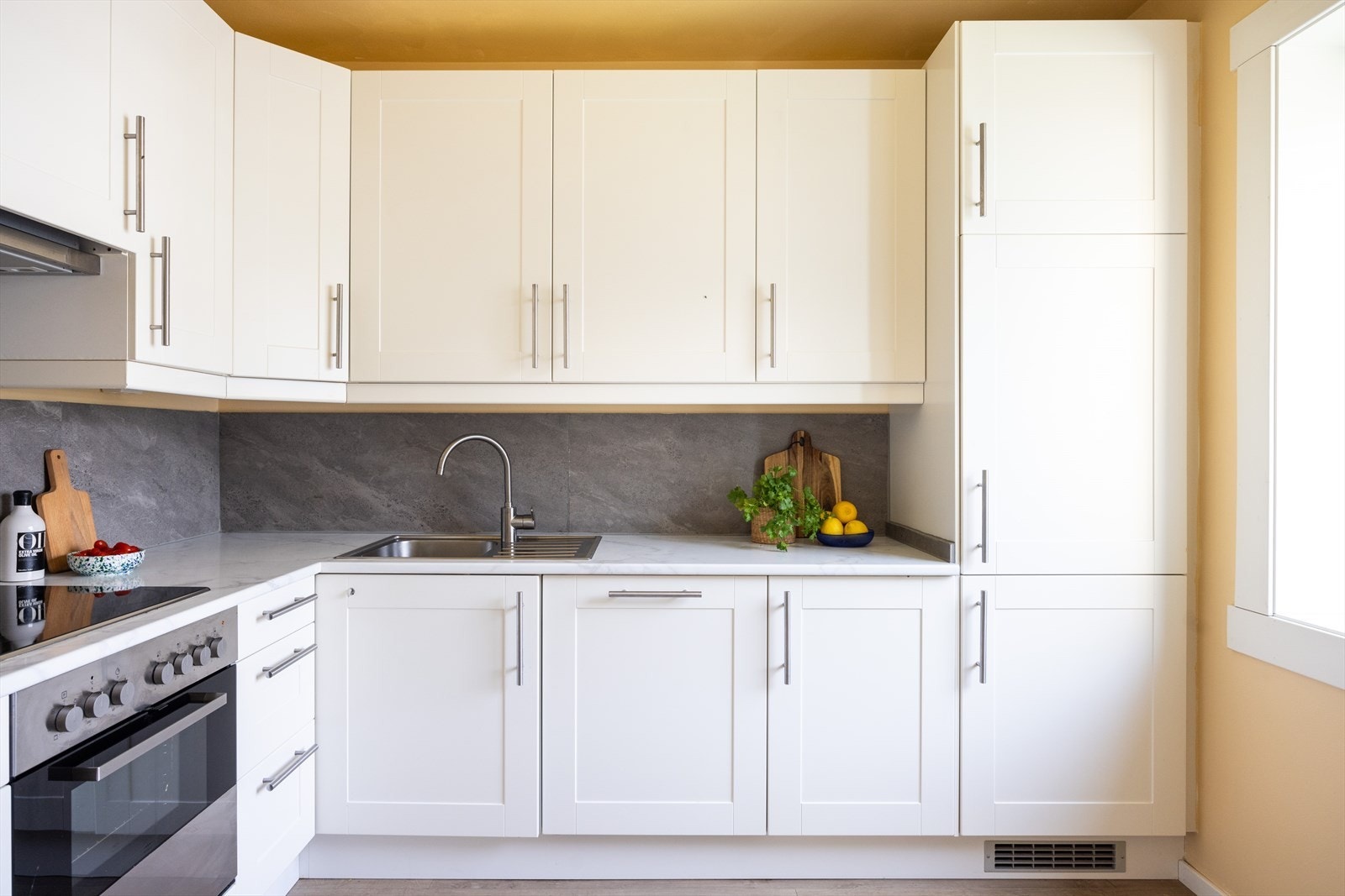 Videre er kjøkkenet utstyrt med integrert platetopp, stekeovn, oppvaskmaskin og kjøle-/fryseskap. Godt med skap- og benkeplass! Galleribilde