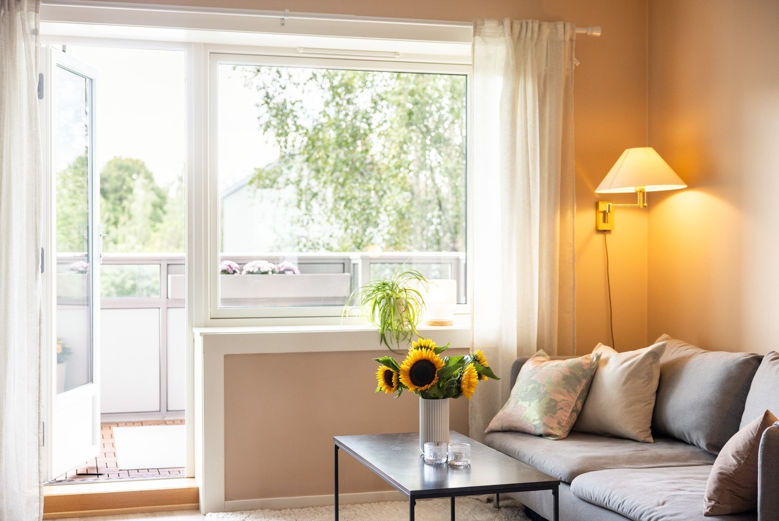 Fra stuen er det videre utgang til en hyggelig balkong på 7 kvm. Galleribilde