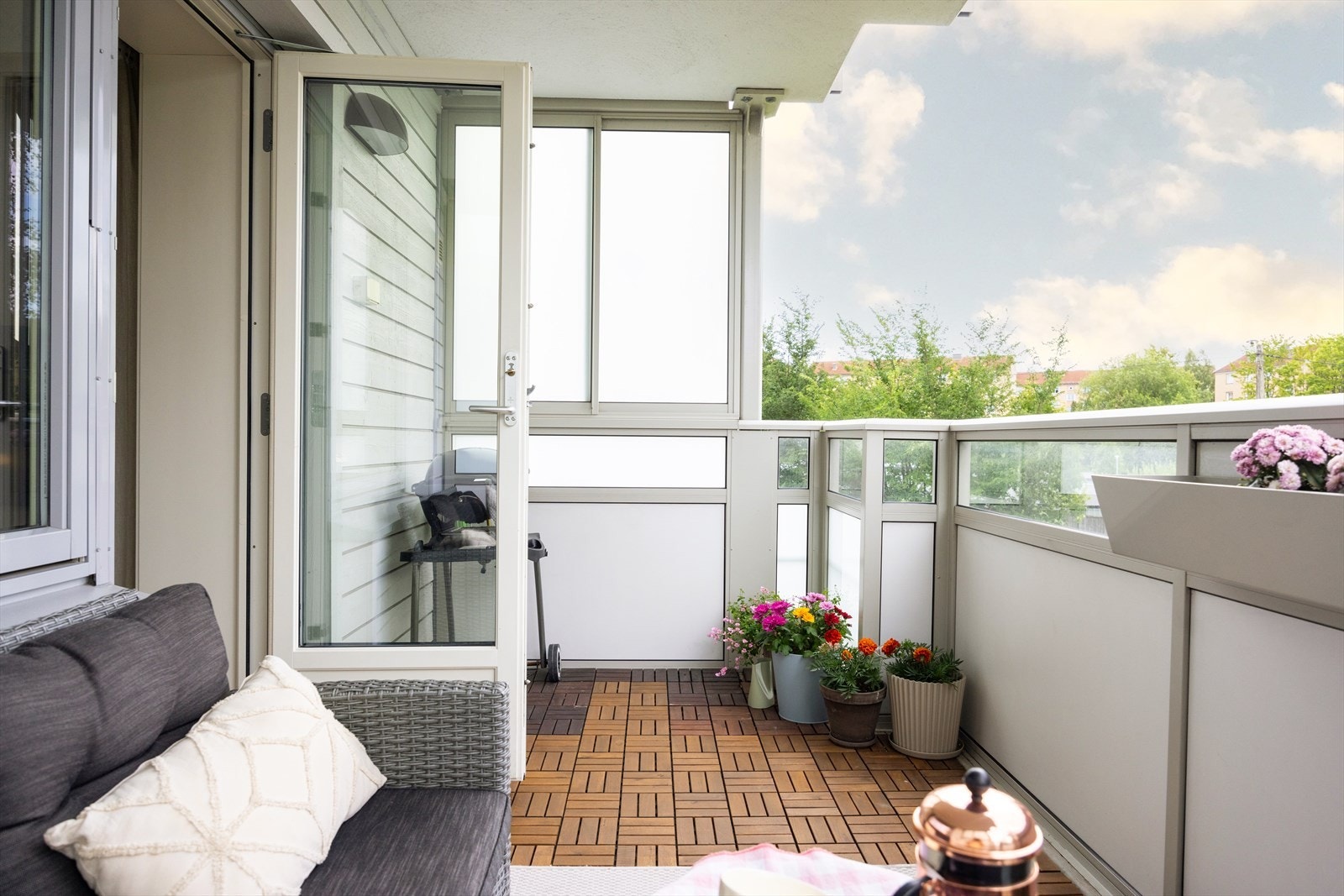 Balkongen er sydvendt med gode solforhold. Galleribilde