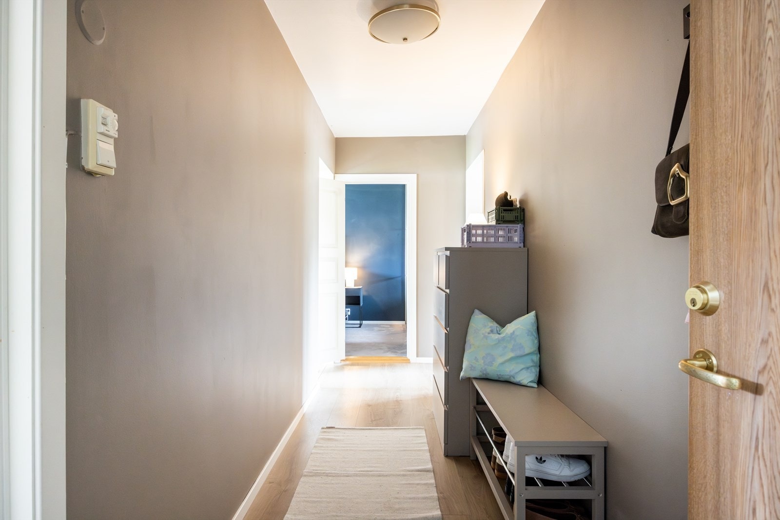 Leiligheten har en romslig og lys entré som gir et umiddelbart godt førsteinntrykk. Galleribilde