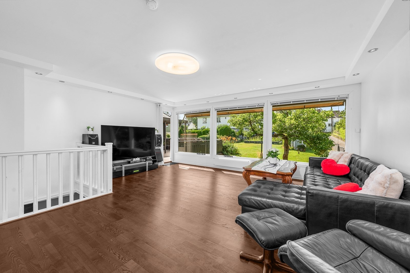 Stuen har direkte utgang til den sydvendte terrassen for sømløs overgang mellom inne og ute. Galleribilde