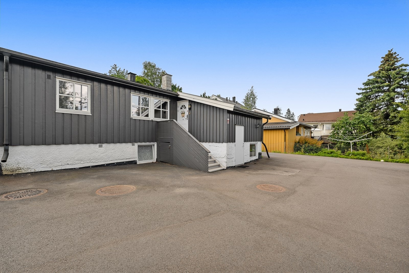 Pent opparbeidet fasade med egen trappeadkomst og funksjonell biloppstillingsplass med elbillader. Galleribilde