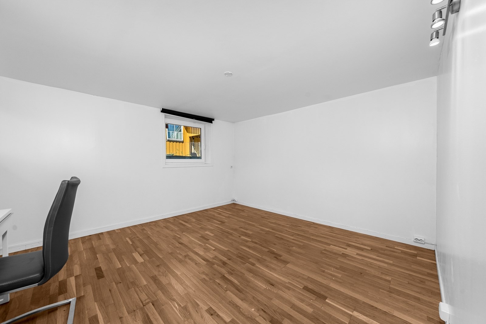 Kjellersoverom med god plass til dobbeltseng og rolige omgivelser. Galleribilde