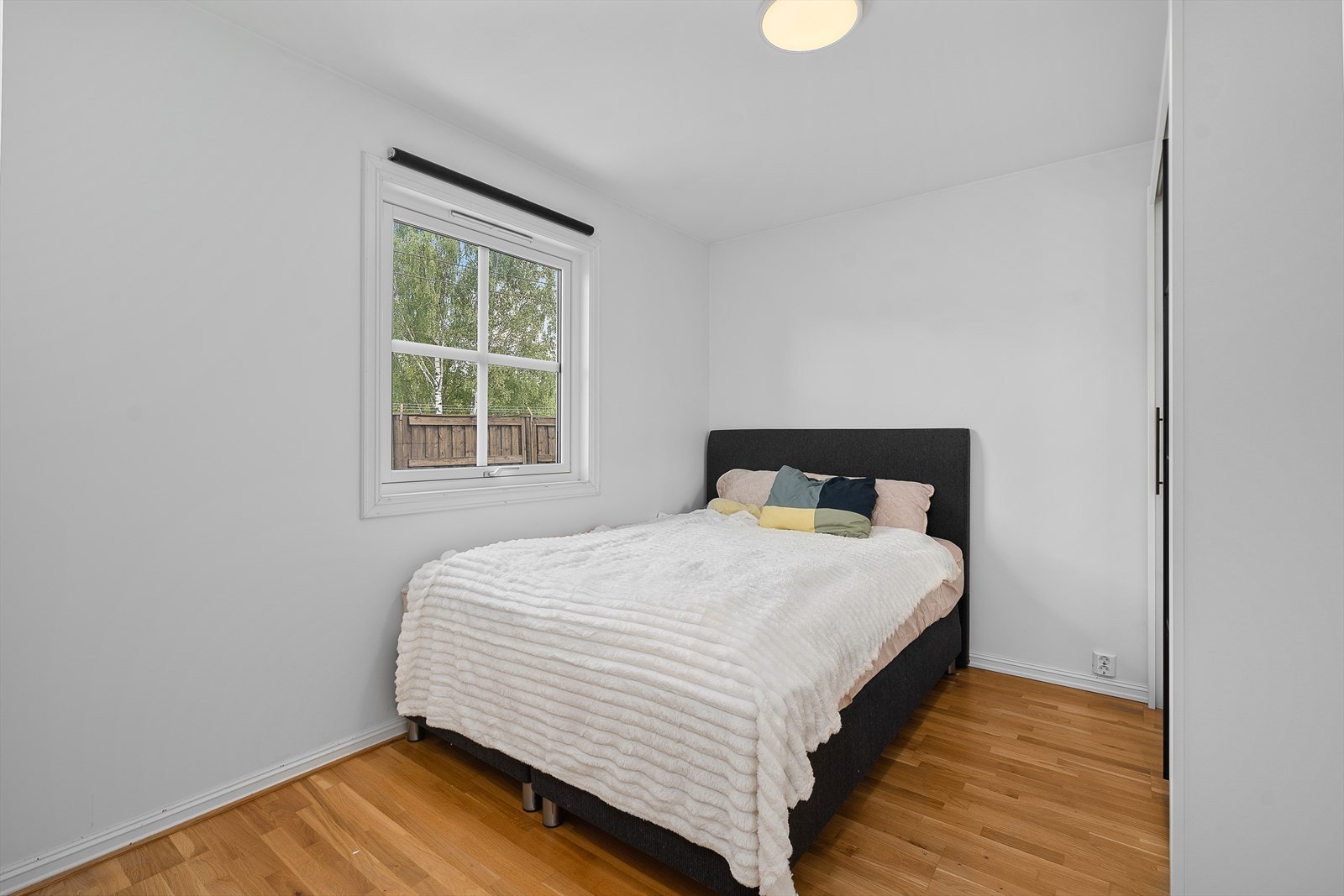 Lyst soverom med plass til dobbeltseng og garderobeløsning. Galleribilde