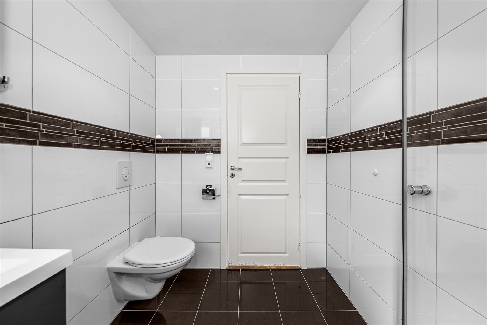 Badet har vegghengt toalett, varmekabler i gulvet og downlights for ekstra komfort. Galleribilde