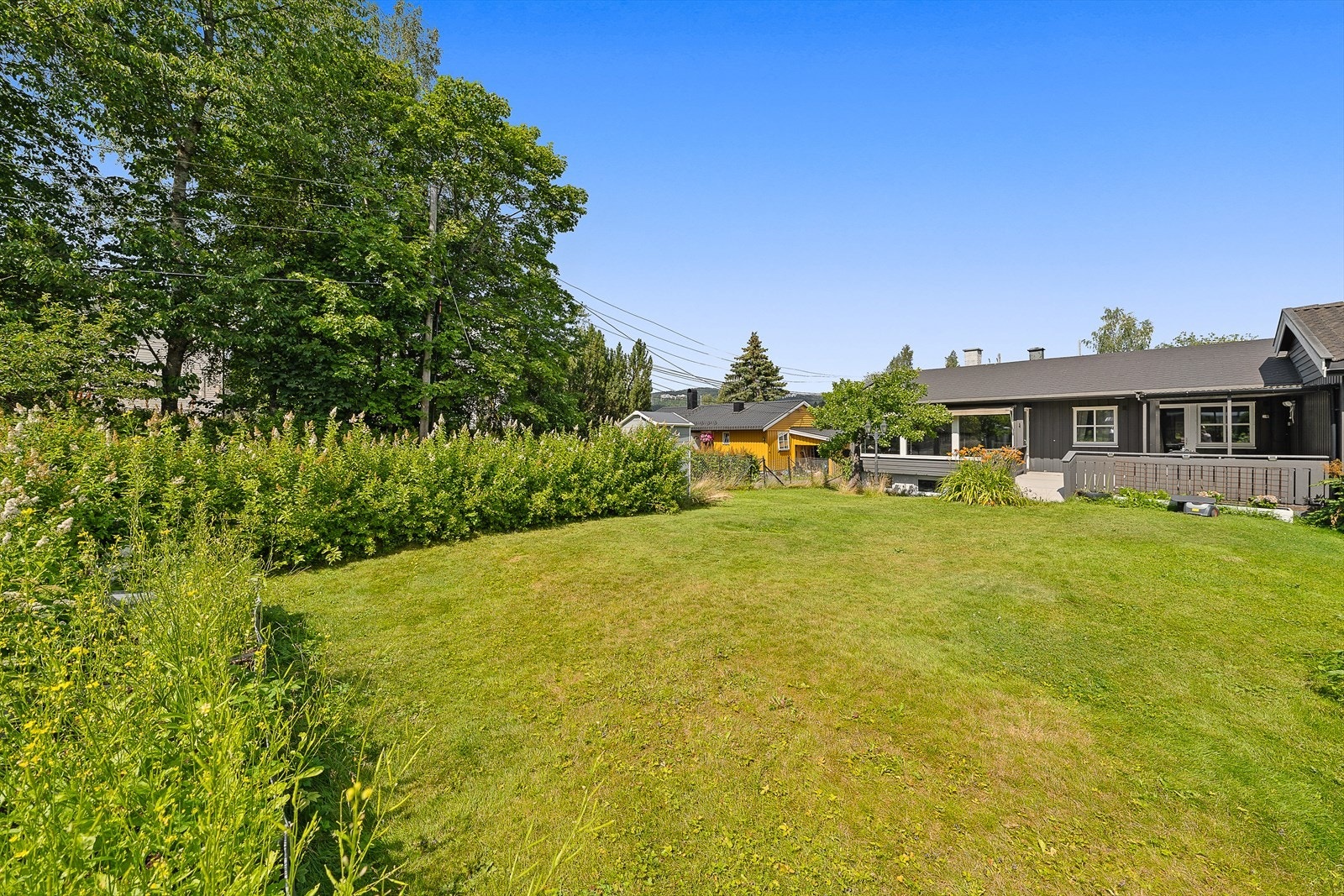 Stor, solrik hage med frodig beplantning gir gode muligheter for rekreasjon og lek. Galleribilde