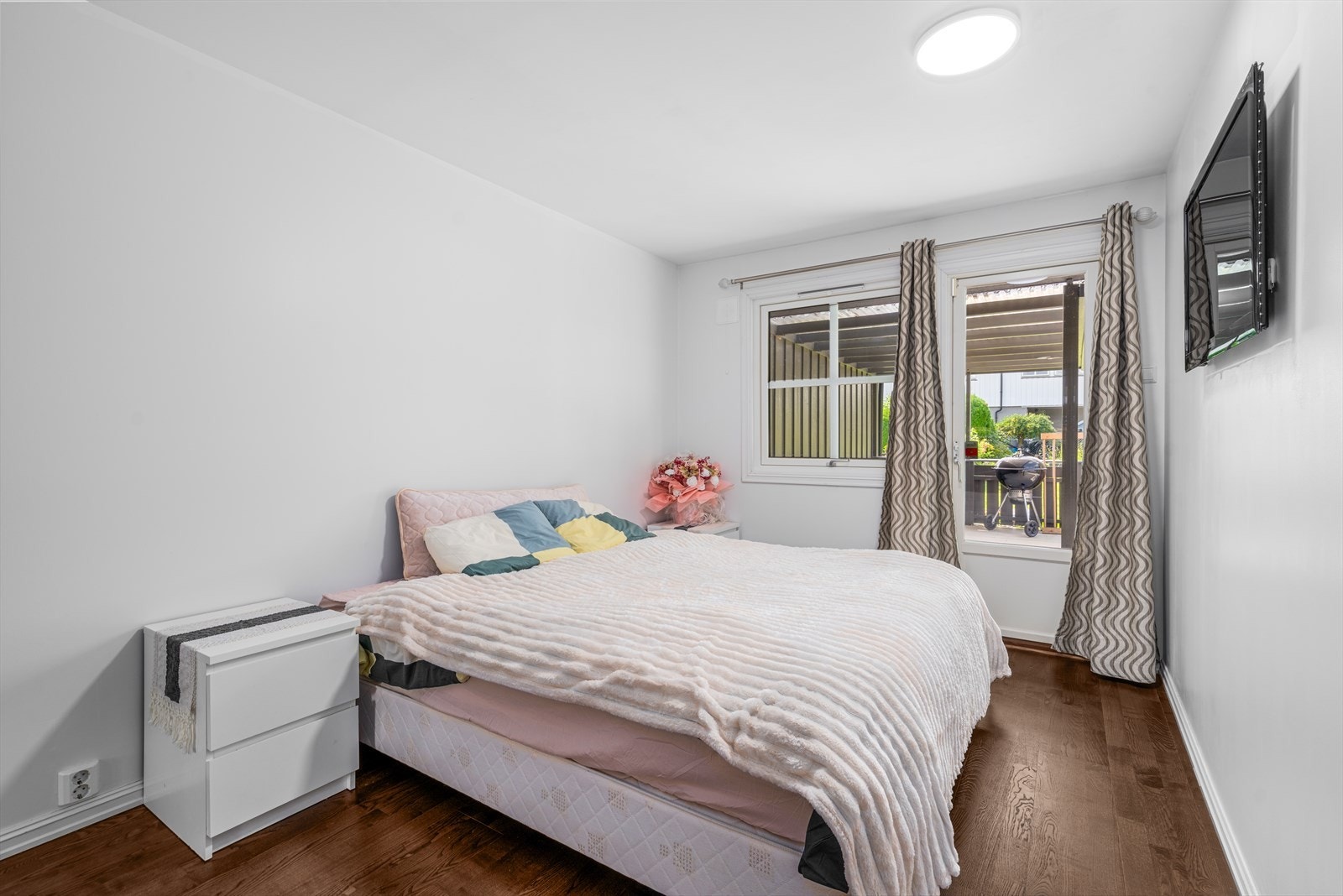 Soverom med utgang til terrasse - perfekt for rolige morgener ute. Galleribilde