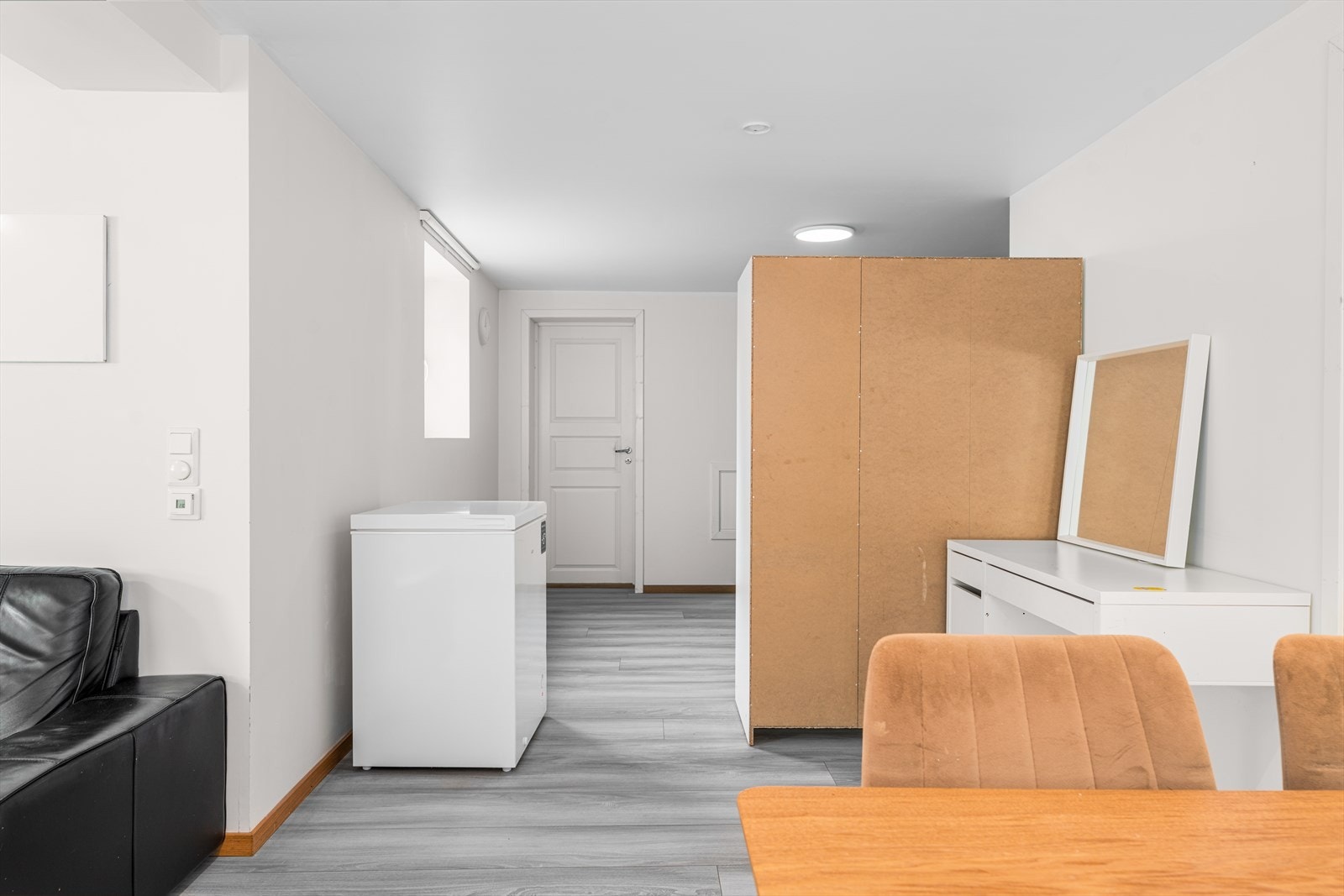 Praktisk oppholdsrom i utleiedelen med god plass til fleksibel møblering. Galleribilde