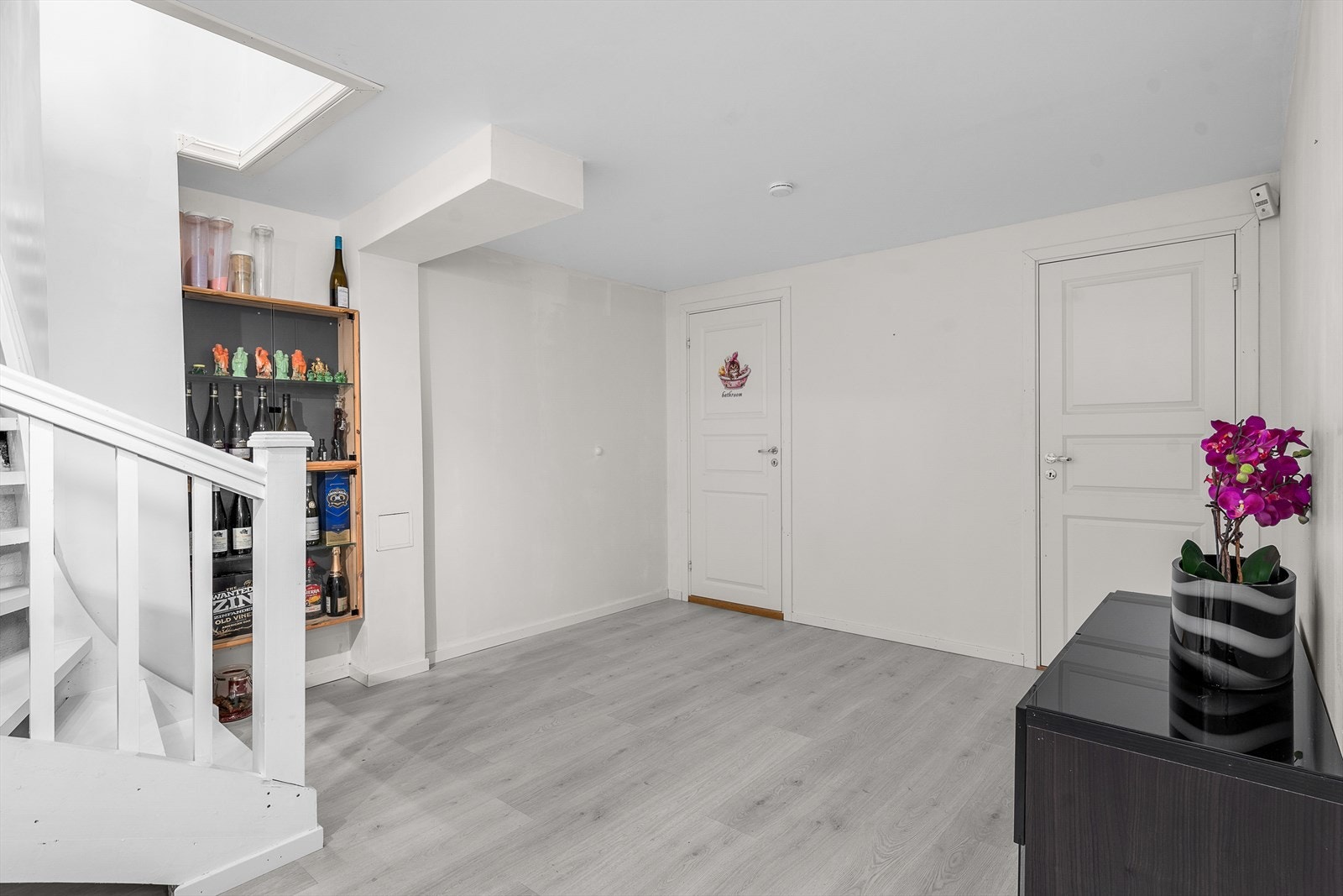 Allsidig kjellerstue - perfekt som ekstra TV-stue, lekerom eller hobbyrom. Galleribilde