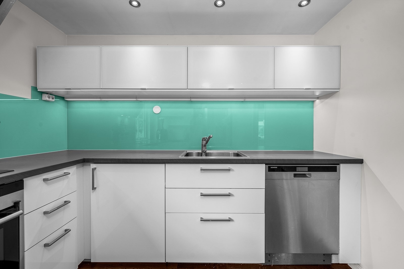 Kjøkkenet har oppvaskmaskin, praktisk belysning og rikelig med skapplass. Galleribilde