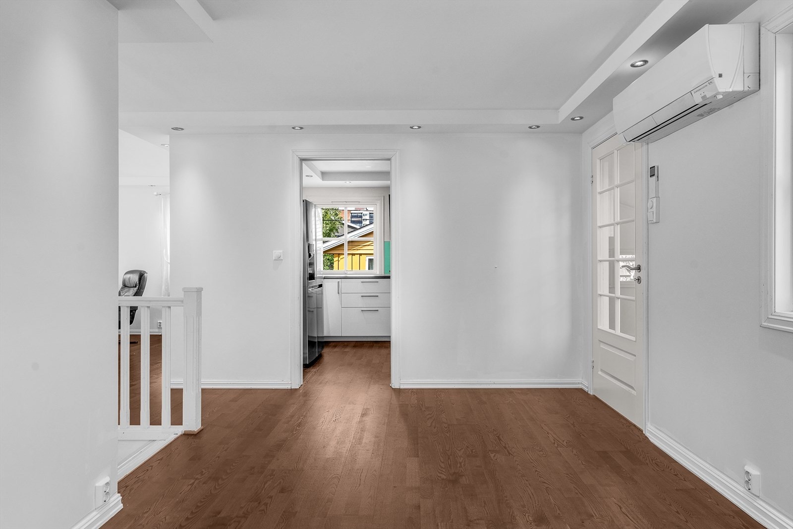 Stuen har forbindelse til kjøkkenet, perfekt for sosiale sammenkomster og familieliv. Galleribilde