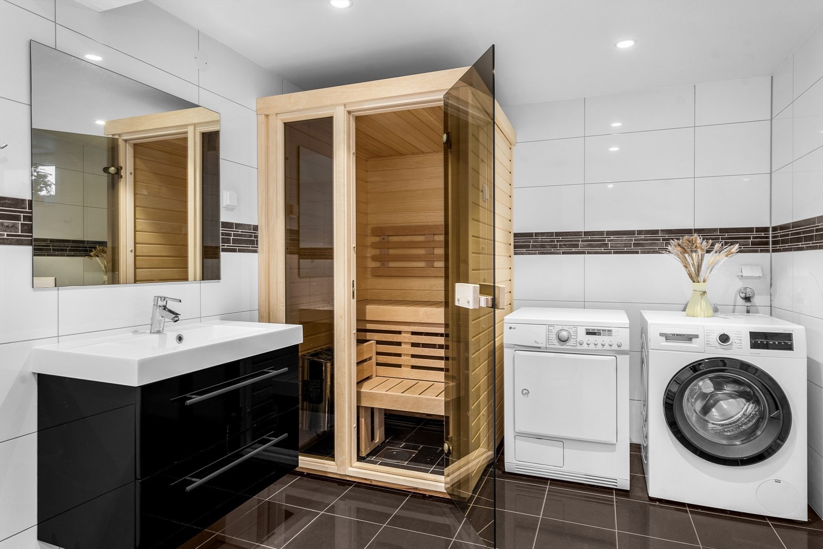 Badet har badstue, vaskemaskinopplegg og elegant innredning - en privat velværesone. Galleribilde