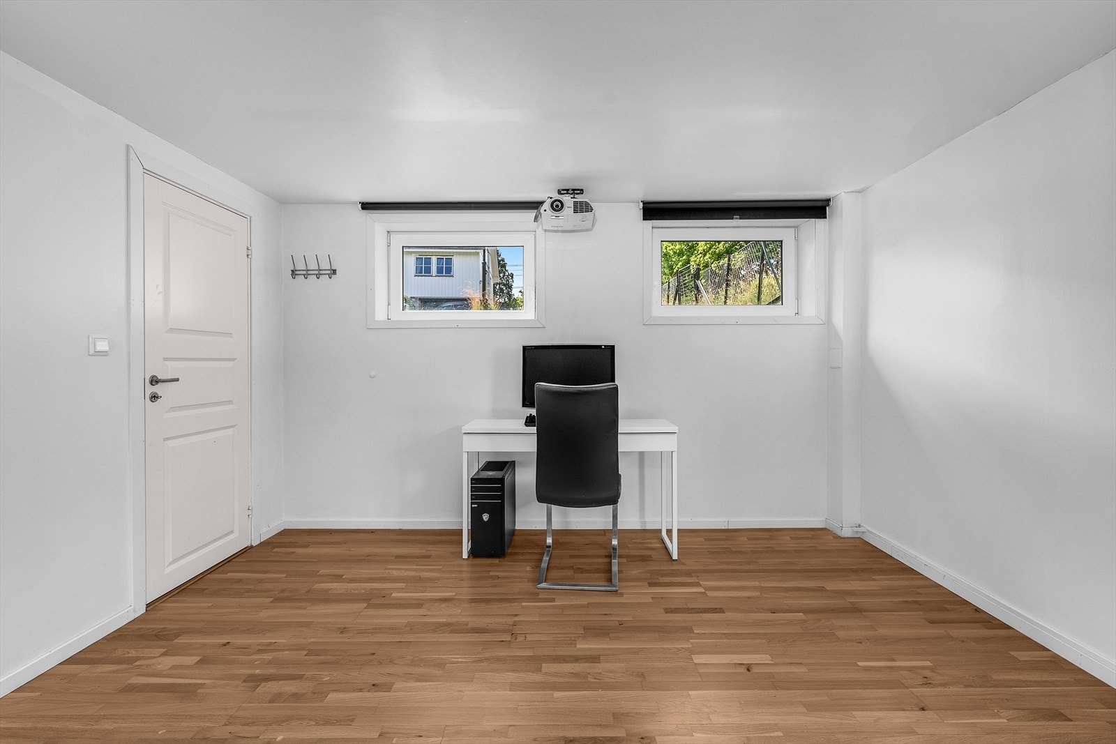 Soverom i kjeller med plass til skrivebord, ideelt for studier eller hjemmekontor. Galleribilde