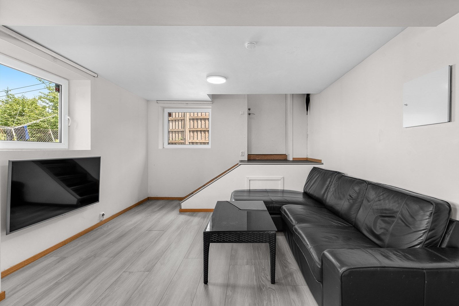 Utleiedel med lys stue og plass for både sofa og spisebord. Galleribilde