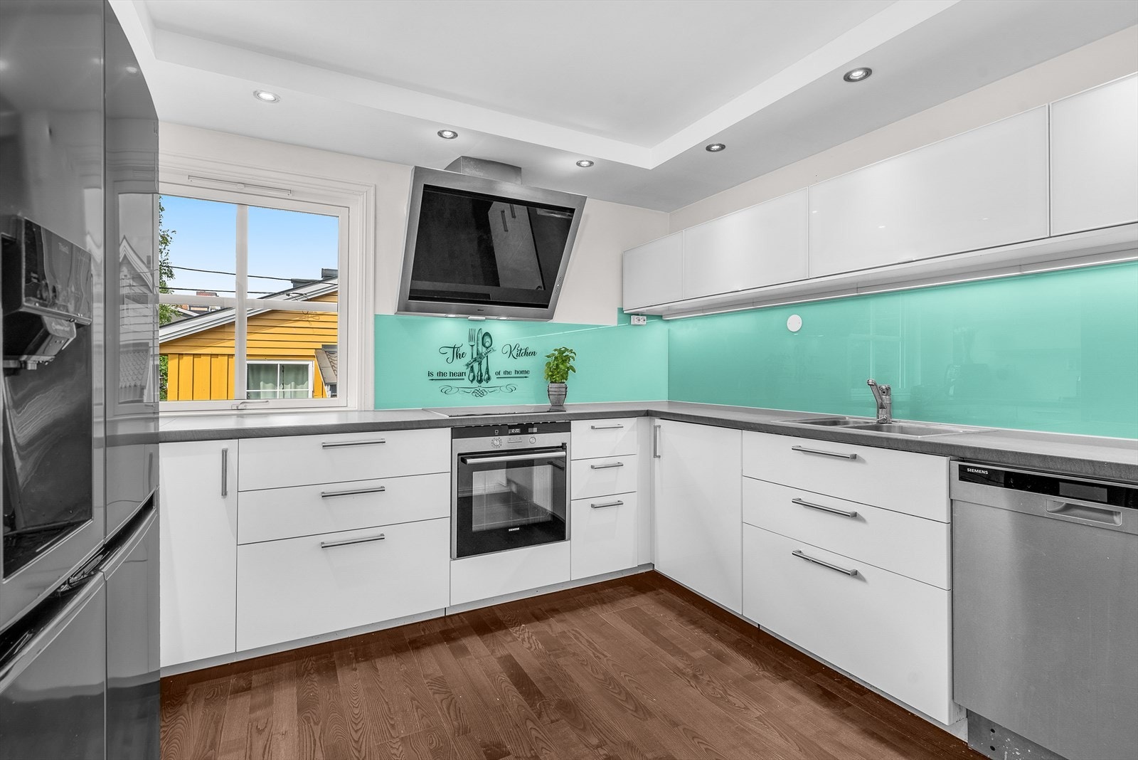 Funksjonelt kjøkken med god arbeidsflate og smarte oppbevaringsløsninger. Galleribilde