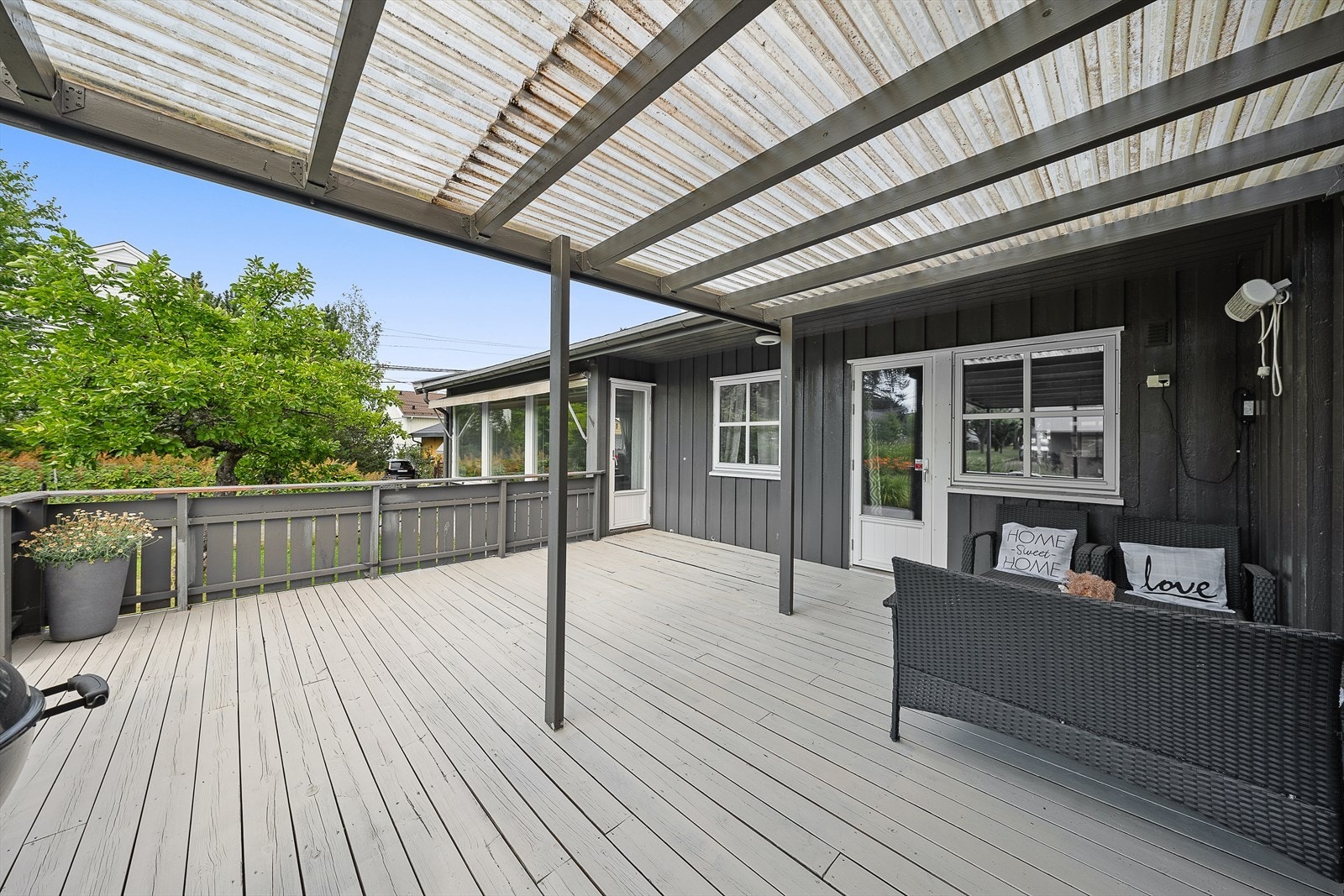 Delvis overbygget terrasse som forlenger utesesongen og gir ly for vær og vind. Galleribilde