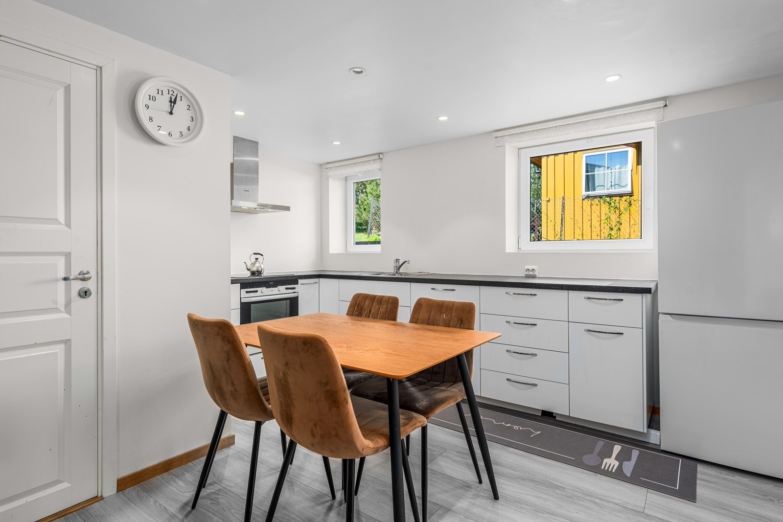 Spiseplass i utleiedelens kjøkken, med rikelig benkeplass og naturlig lysinnslipp. Galleribilde