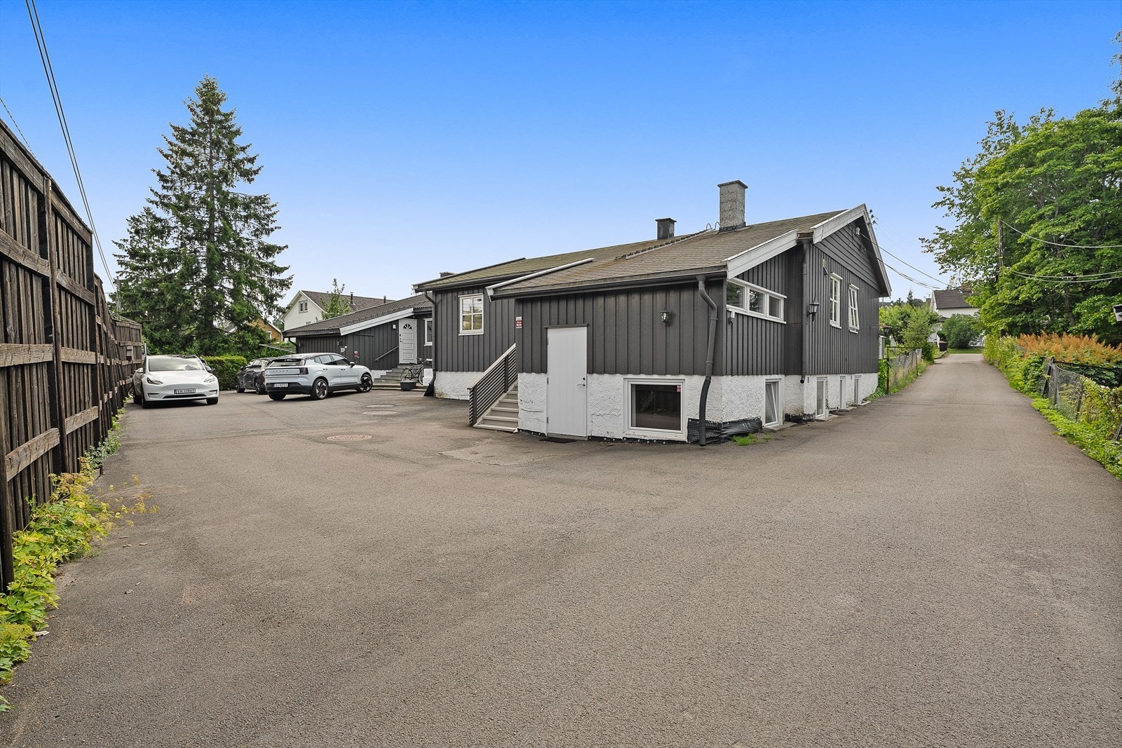 God biloppstillingsplass, enkelt å parkere for både beboere og gjester. Galleribilde