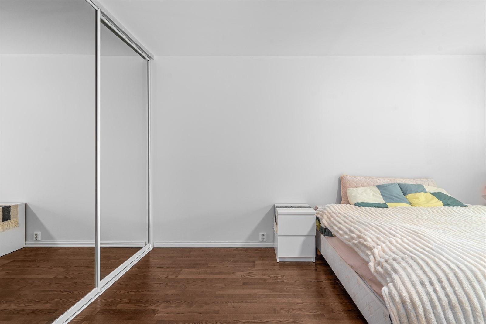 Hovedsoverom med stor skyvedørsgarderobe gir rikelig med lagringsplass. Galleribilde