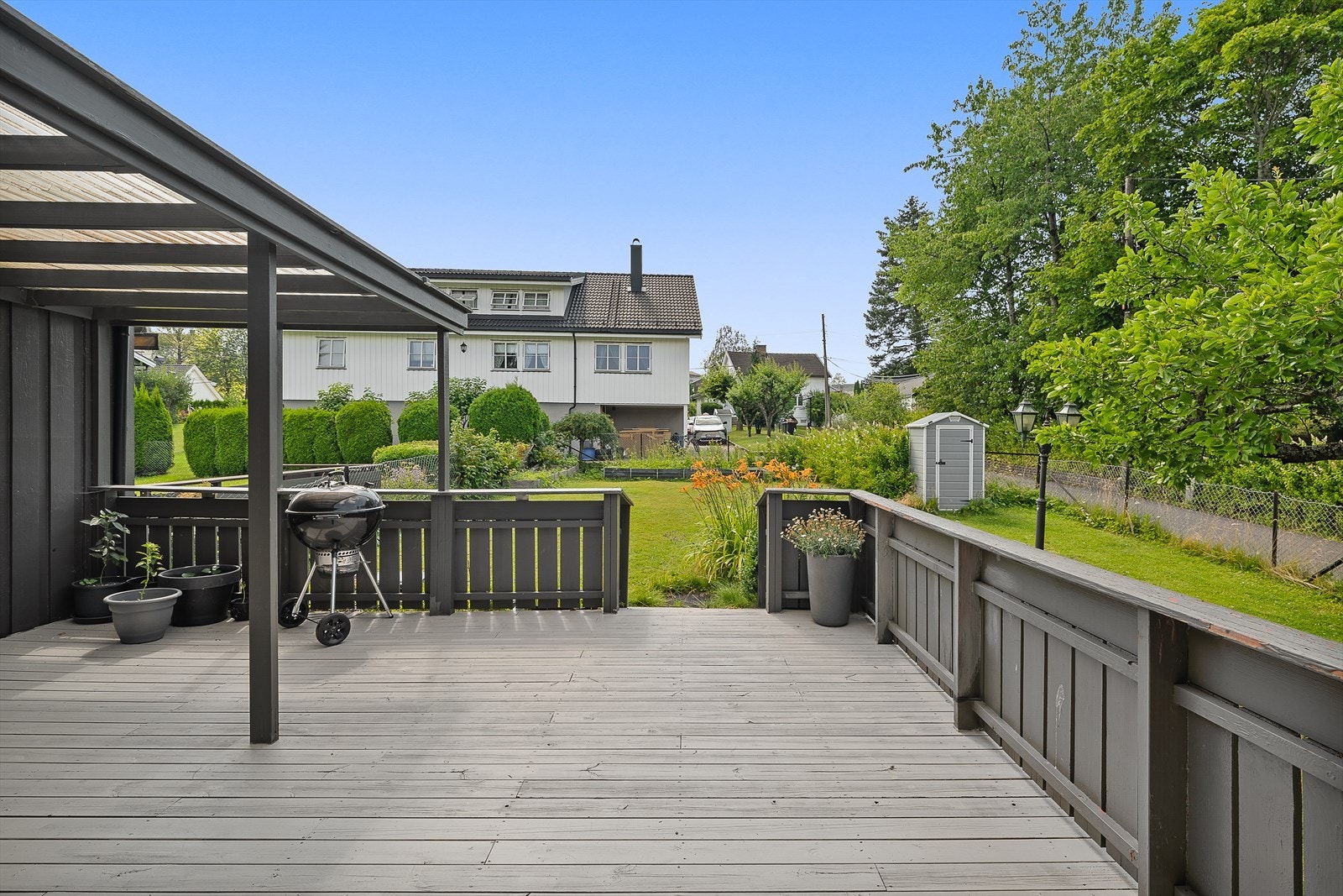 Terrassen har direkte adkomst til hagen - ideelt for lek og avslapning utendørs. Galleribilde