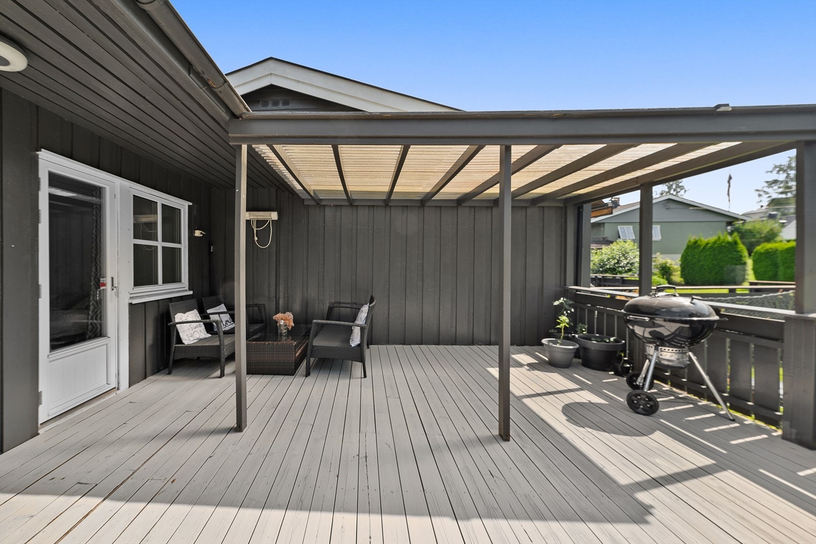 Terrassen gir plass til både spisegruppe og lounge, perfekt for utendørs måltider. Galleribilde