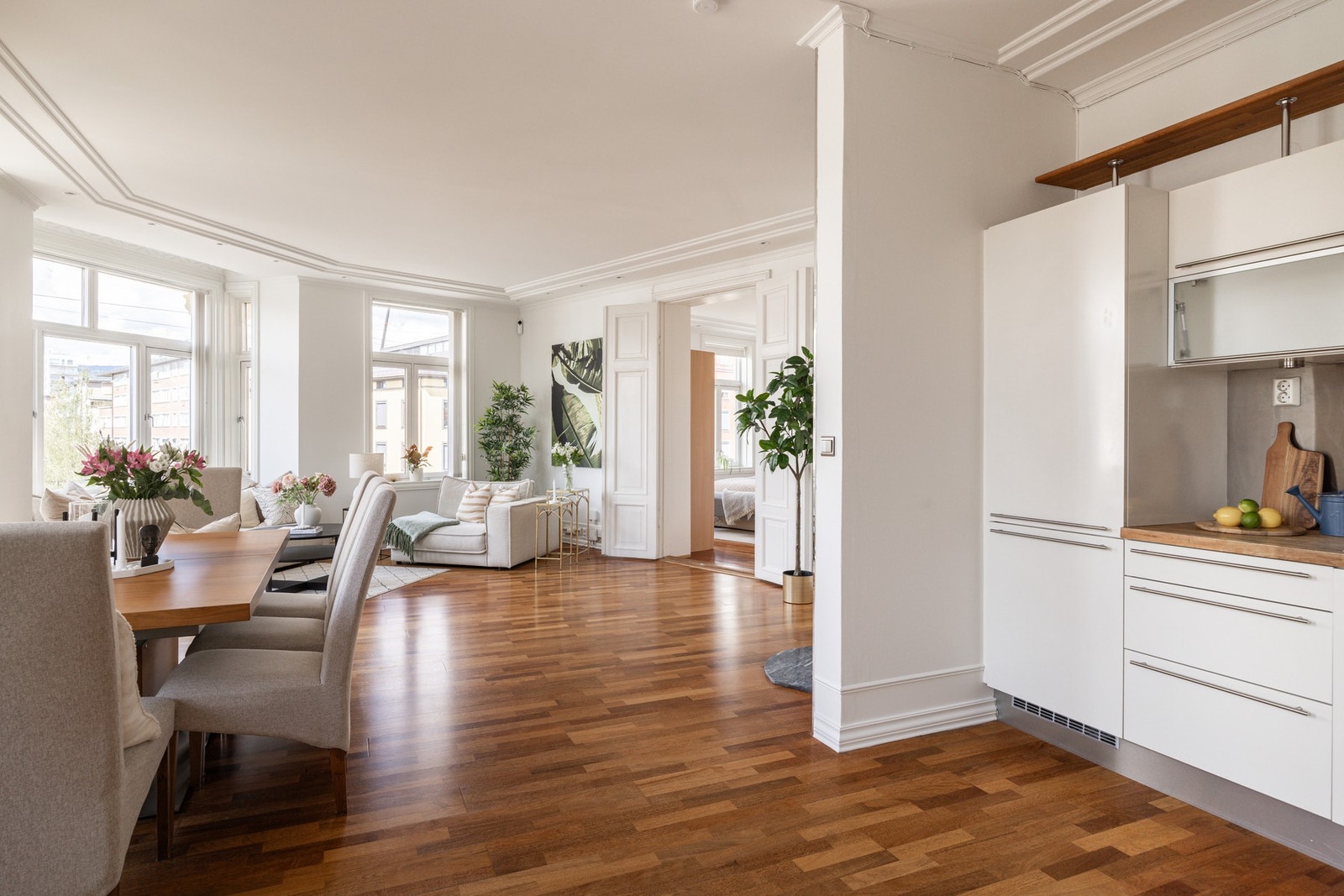 Store vindusflater sørger for godt med lysinnslipp og bidrar til en åpen og luftig romfølelse. Galleribilde